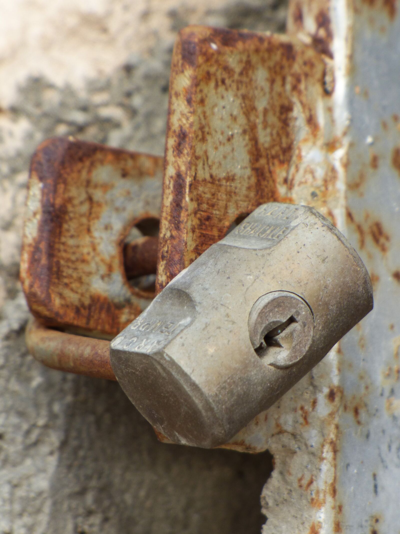 Panasonic Lumix DMC-FZ70 sample photo. Padlock, close, old photography
