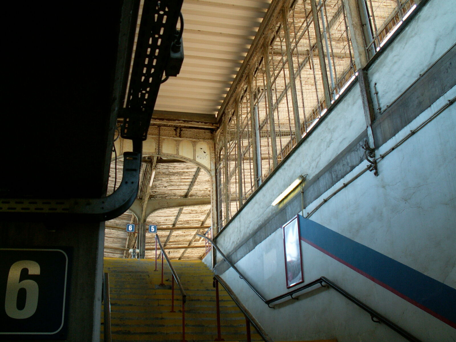 KONICA MINOLTA DiMAGE Z3 sample photo. Railway, platform, stairway, station photography