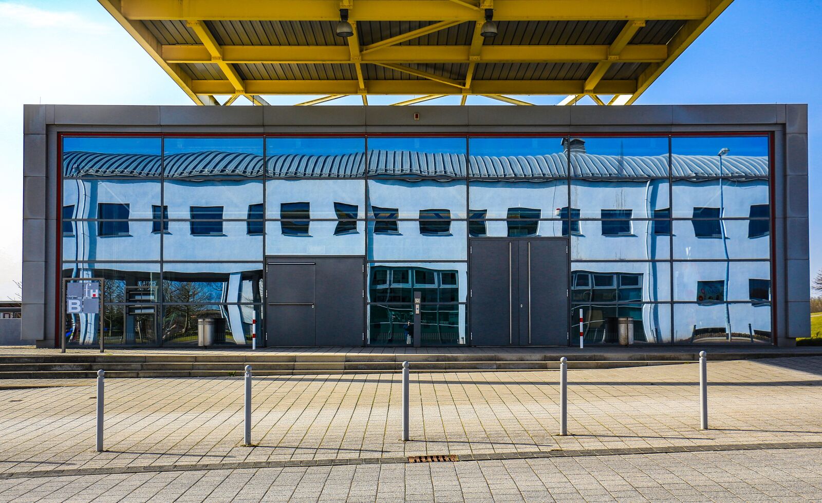 Canon EOS 700D (EOS Rebel T5i / EOS Kiss X7i) sample photo. Architecture, modern, mirroring photography