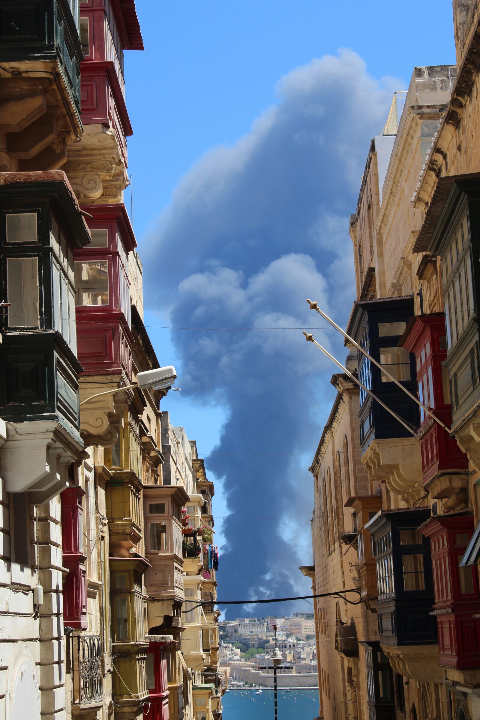 Canon EOS 650D (EOS Rebel T4i / EOS Kiss X6i) sample photo. Fire, smoke, black photography