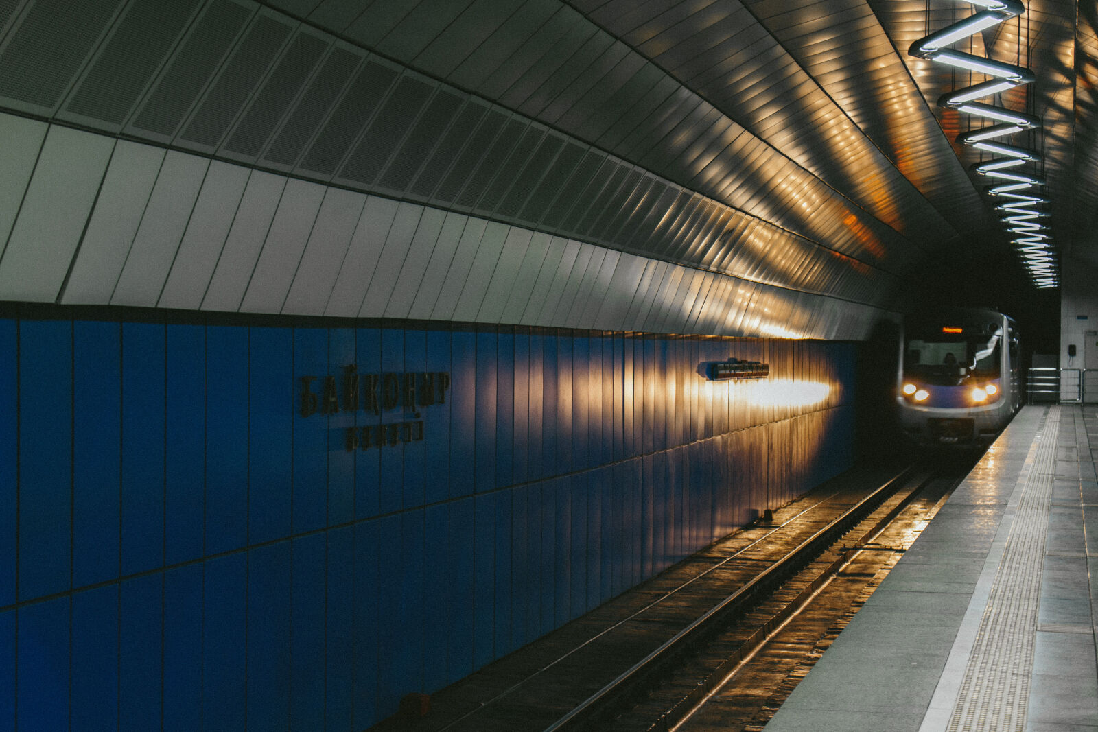 Canon EOS 700D (EOS Rebel T5i / EOS Kiss X7i) sample photo. Lights, subway, subway, platform photography