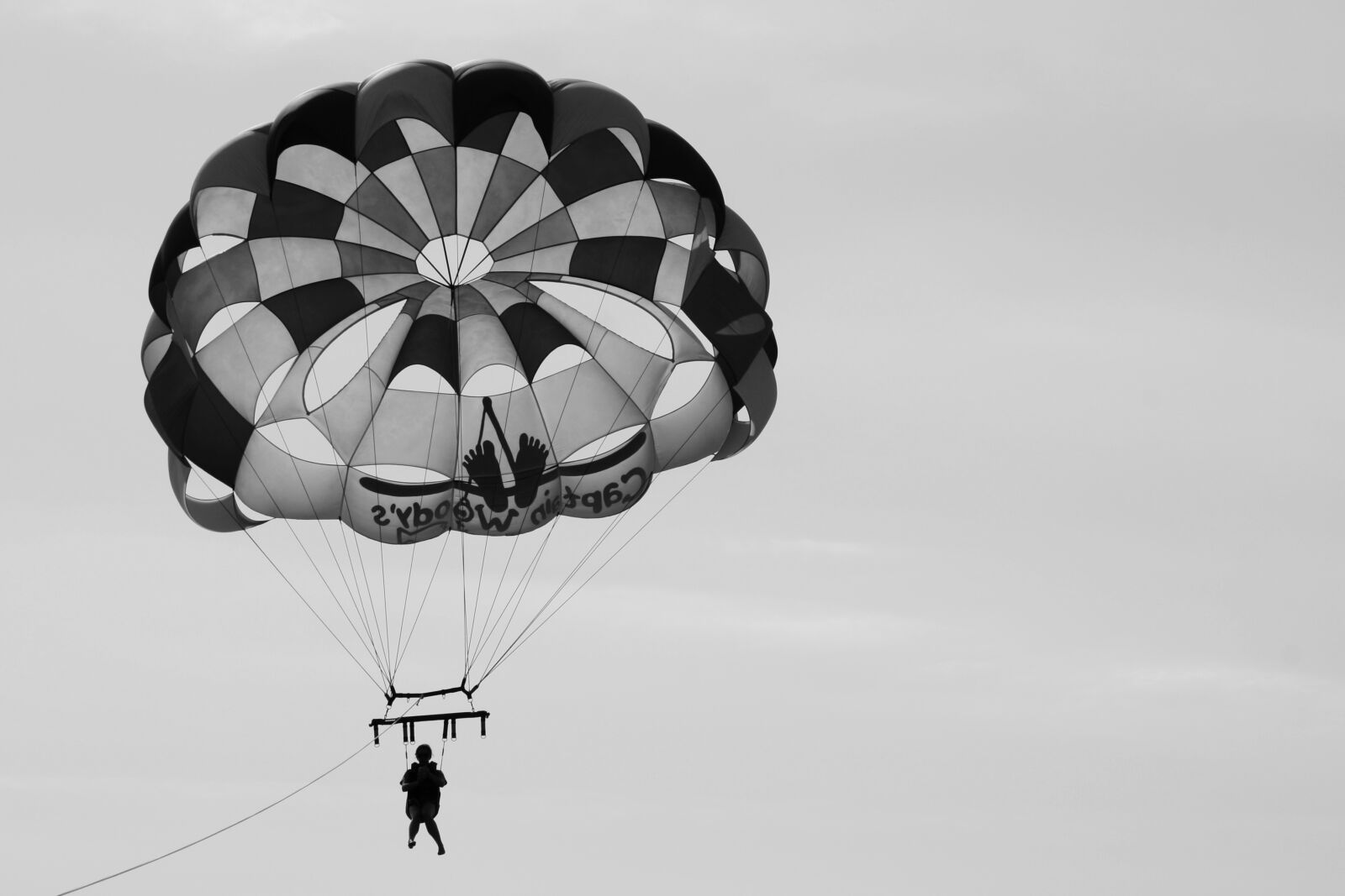 Canon EOS 1000D (EOS Digital Rebel XS / EOS Kiss F) sample photo. Parasailing, monochrome, float photography
