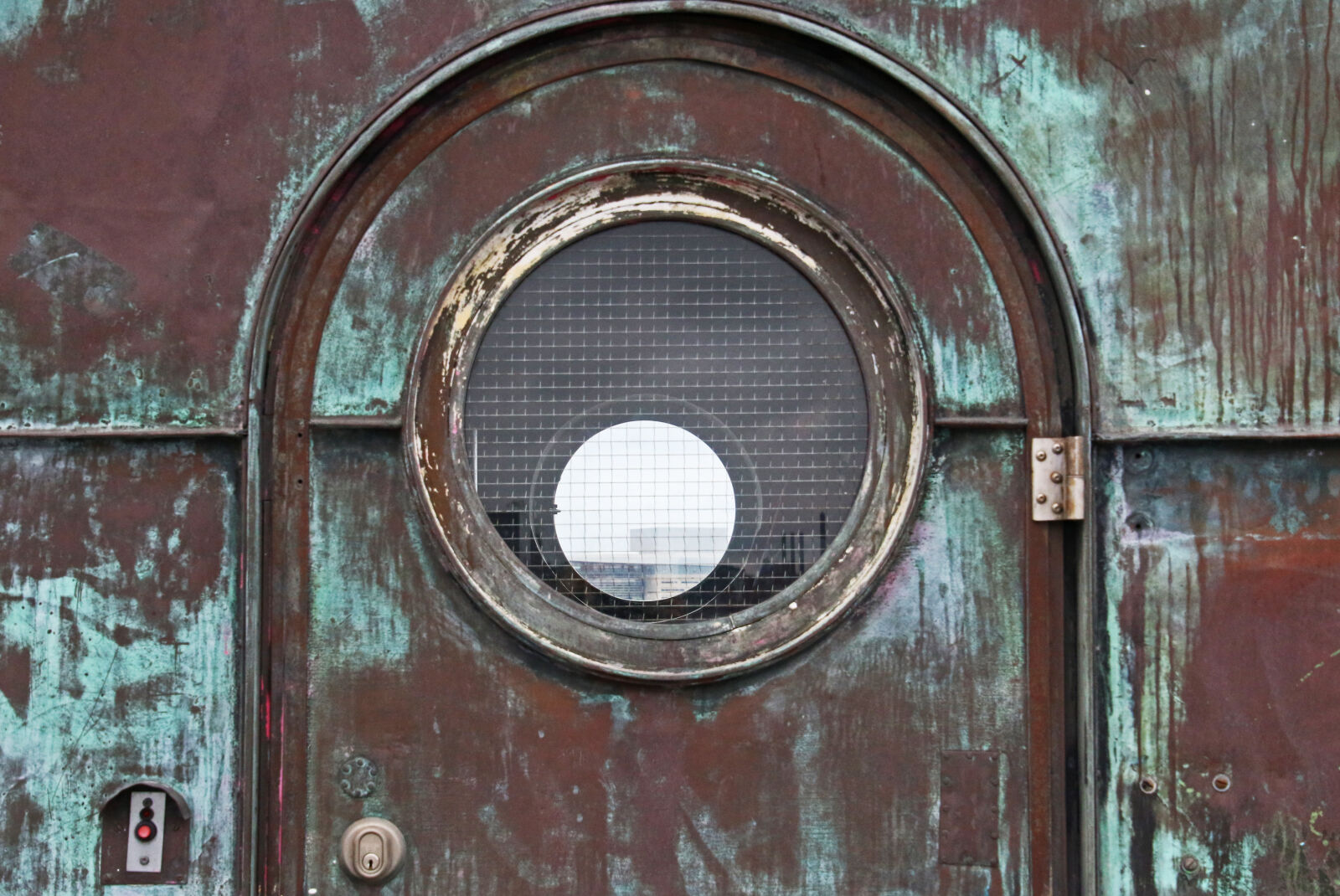 Canon EOS 7D Mark II sample photo. Arch, circle, copper, door photography