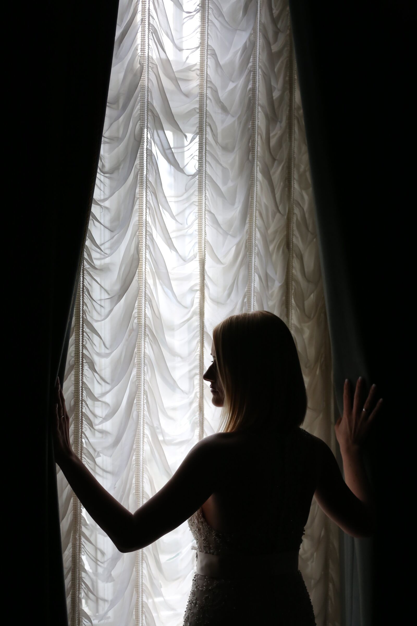 Canon EOS 5D Mark III sample photo. Pretty girl, sadness, alone photography