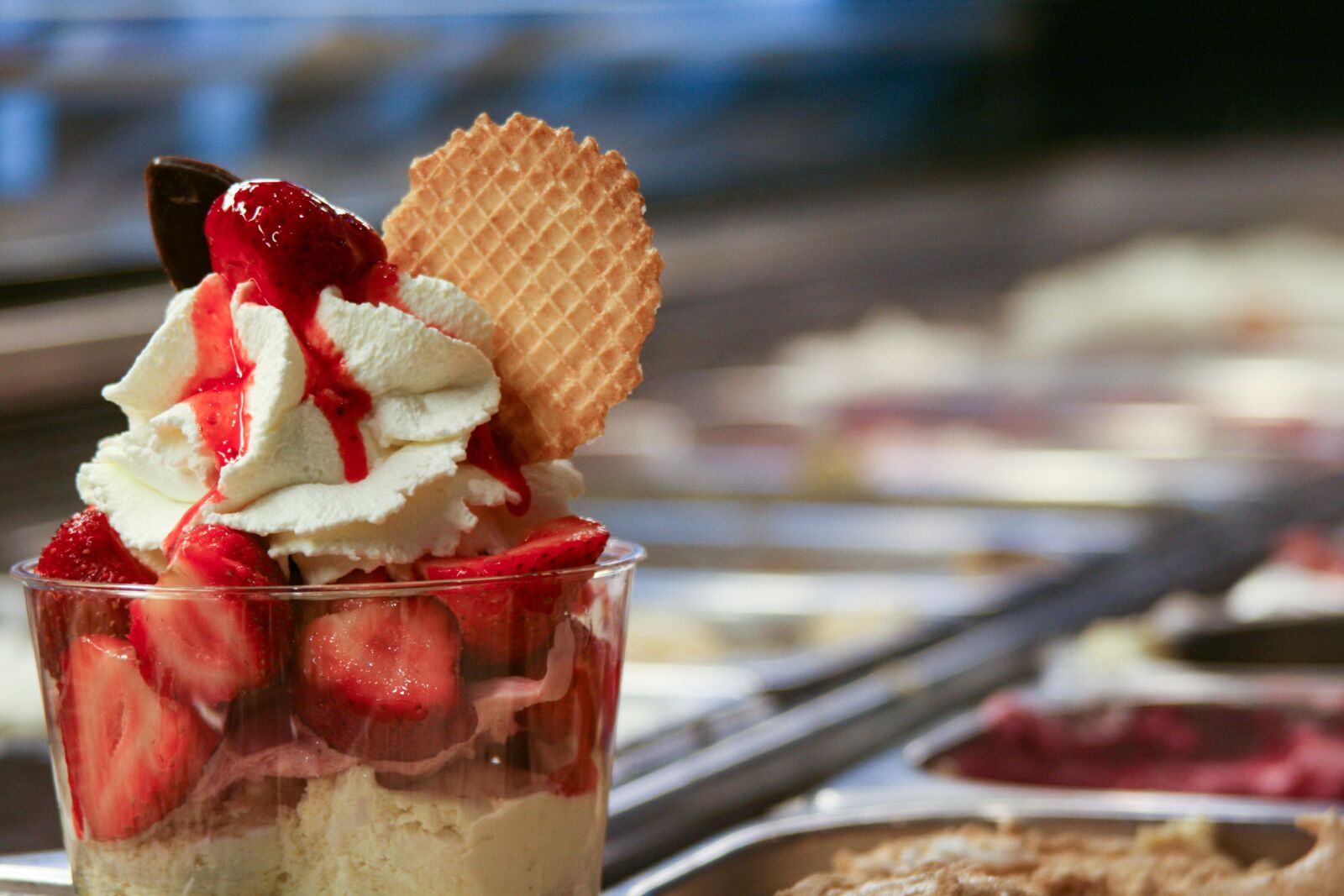 Canon EOS 400D (EOS Digital Rebel XTi / EOS Kiss Digital X) sample photo. Ice cream sundae, strawberry photography