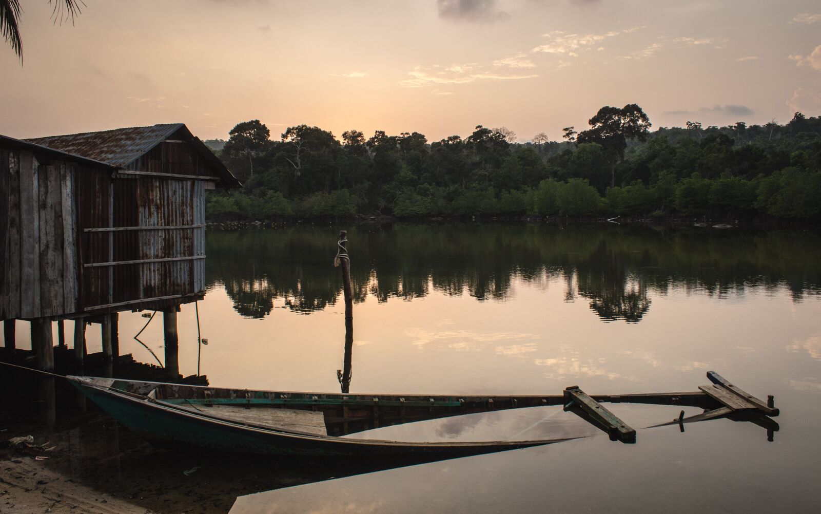 Canon EOS 100D (EOS Rebel SL1 / EOS Kiss X7) sample photo. Sunset, calm, lying photography