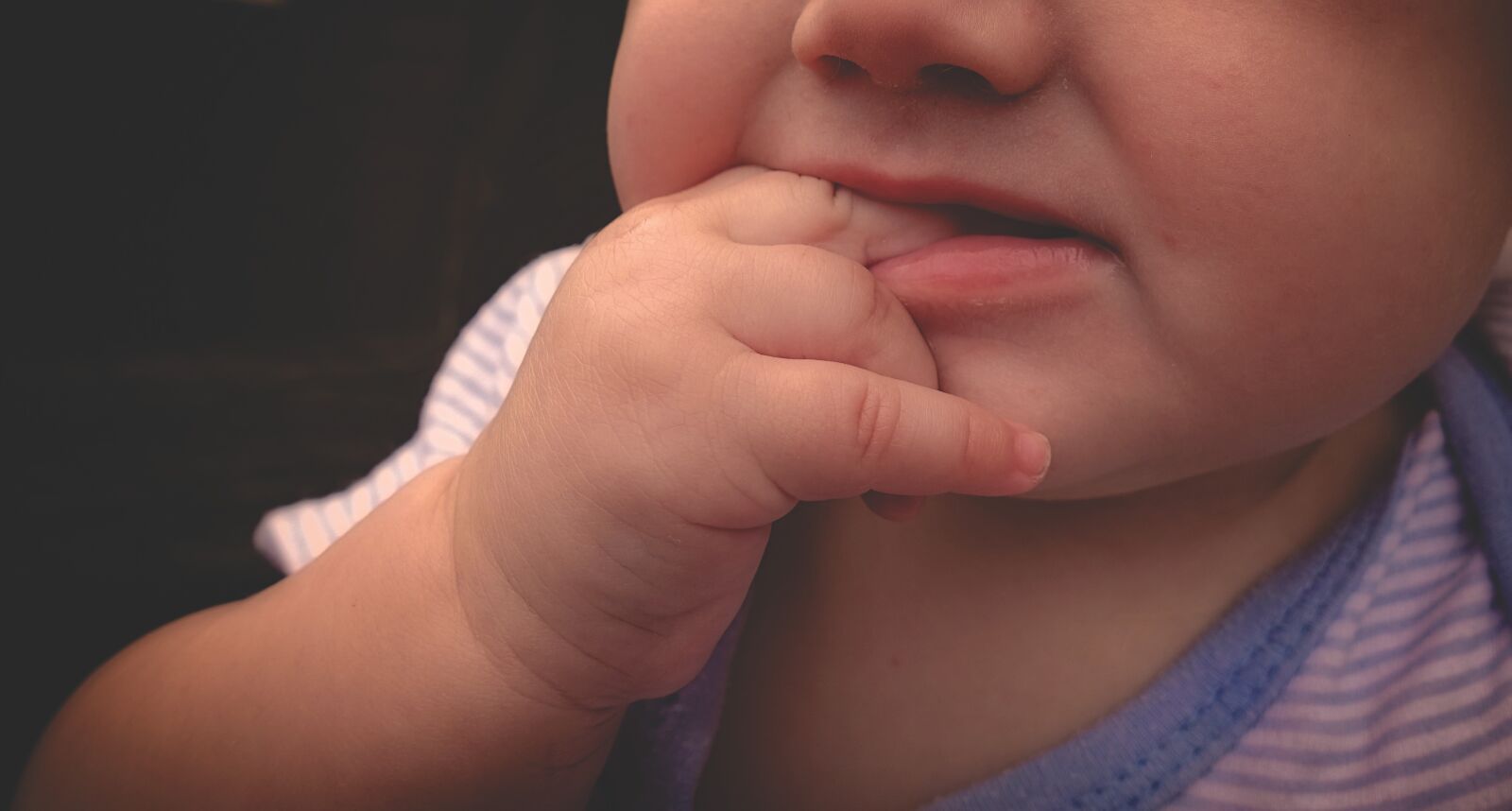 Sony DSC-RX100M5 sample photo. Baby, finger, mouth photography