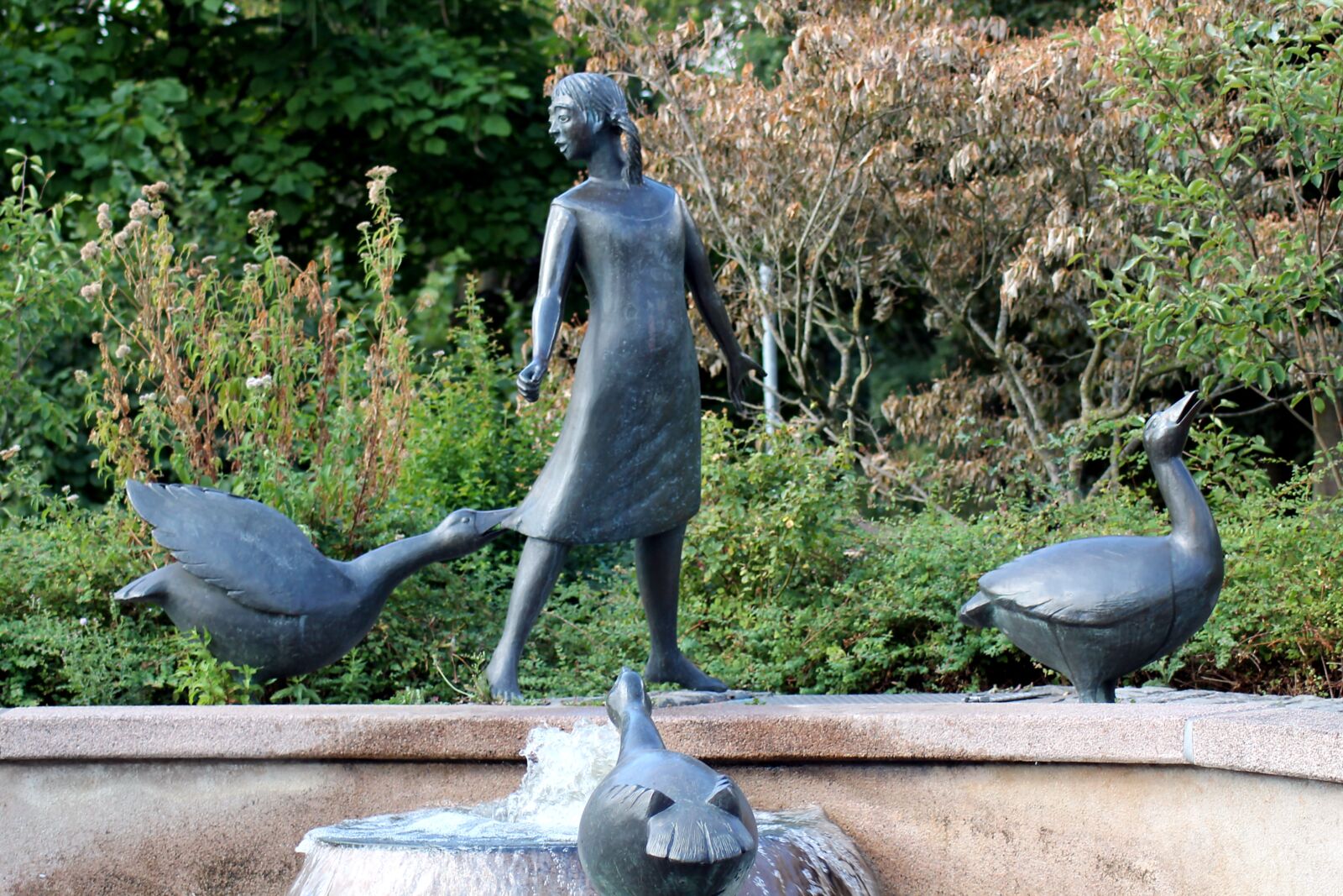 Canon EOS 1100D (EOS Rebel T3 / EOS Kiss X50) sample photo. Geese, fountain, art photography