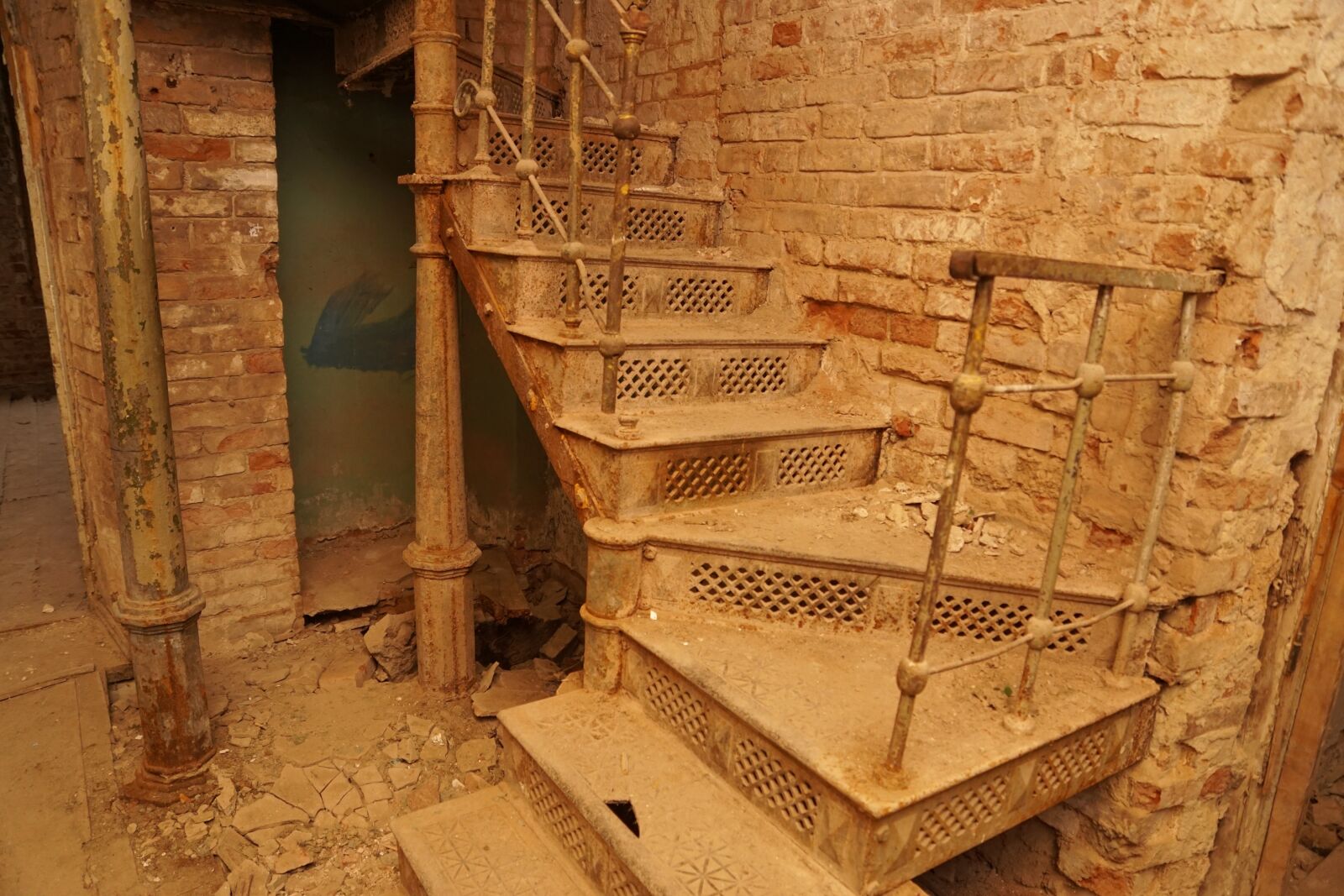 Sony ILCA-77M2 + Sony DT 16-50mm F2.8 SSM sample photo. Ladder, house, antiquity photography