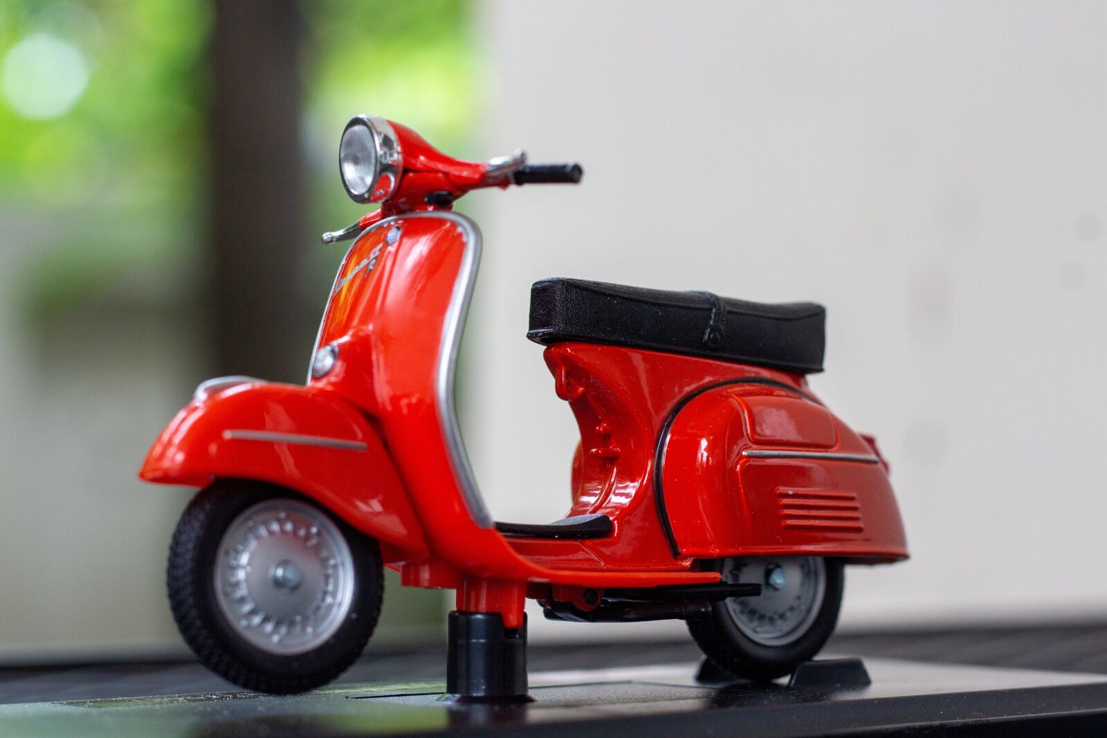Canon EOS 700D (EOS Rebel T5i / EOS Kiss X7i) + Canon EF 50mm F1.8 STM sample photo. Vespa, free time, retro photography