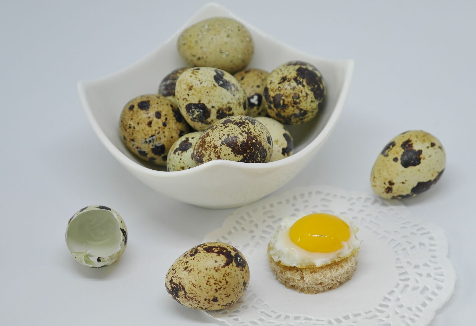 Samsung NX20 sample photo. Egg, quail egg, shell photography