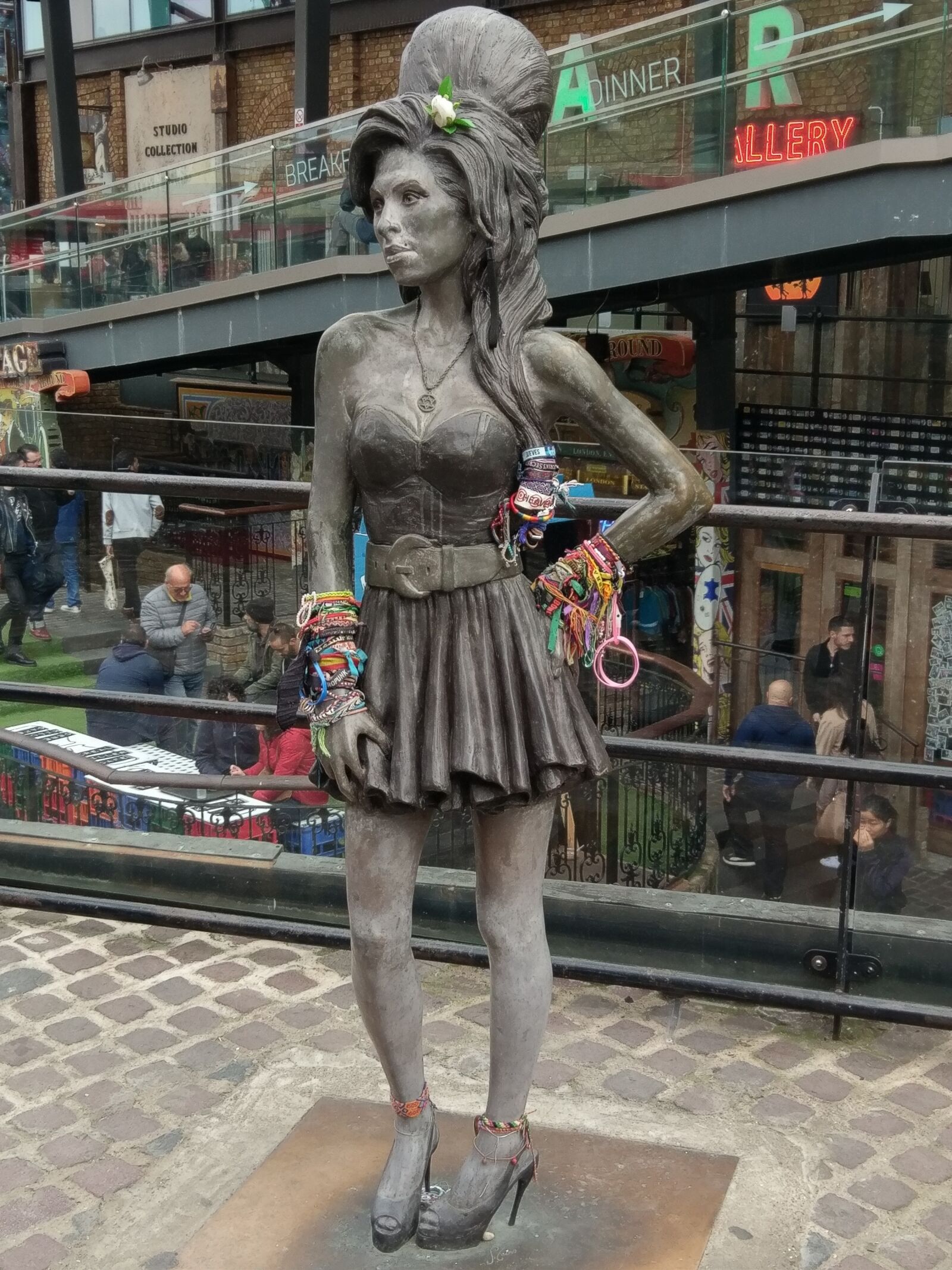 HTC 10 sample photo. Amy winehouse, the statue photography