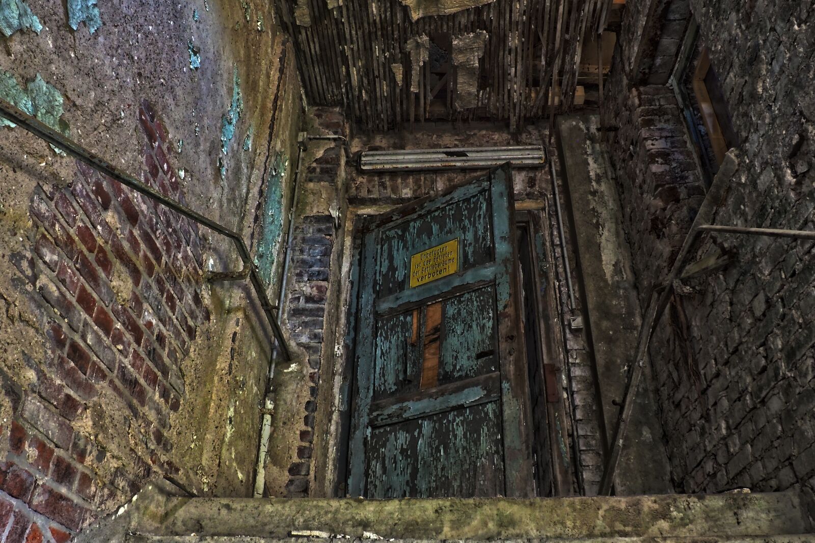 Olympus OM-D E-M10 sample photo. Lost places, door, old photography