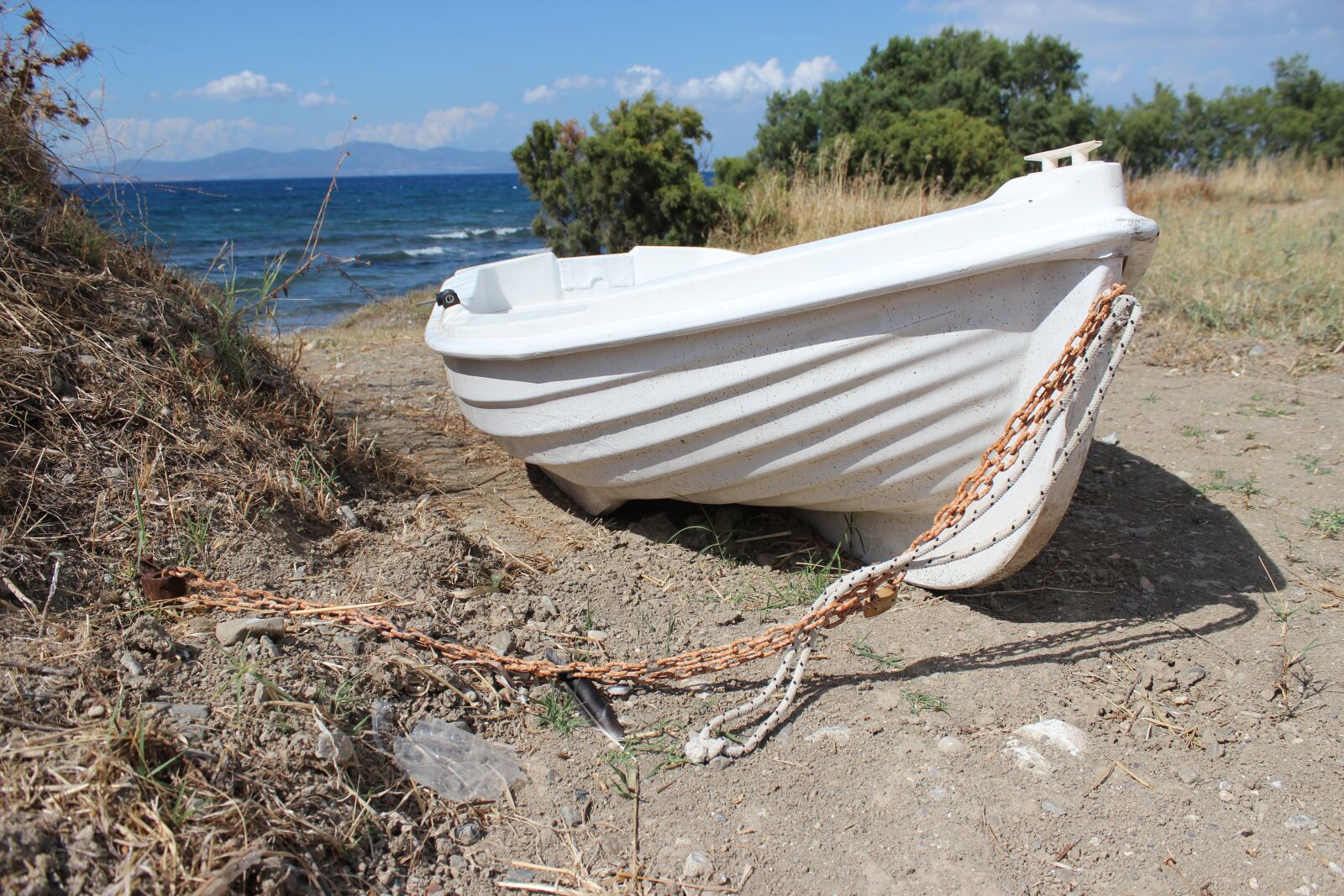 Canon EOS 600D (Rebel EOS T3i / EOS Kiss X5) sample photo. Boat, beach, sea photography