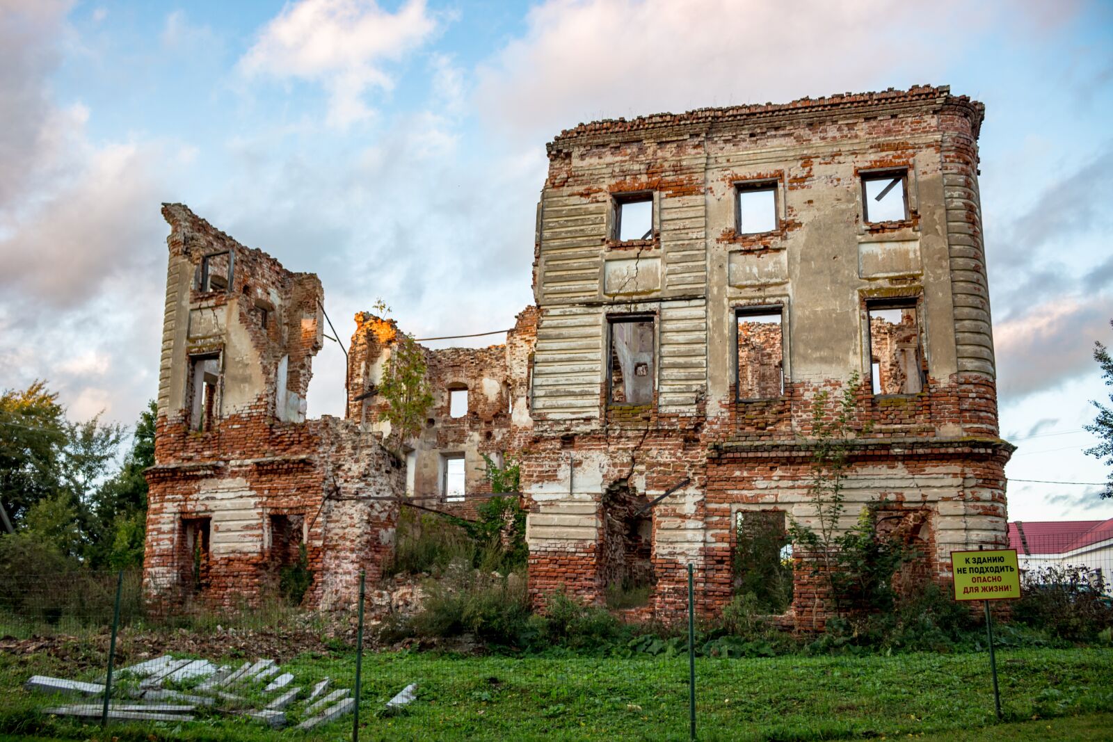 Canon EOS 100D (EOS Rebel SL1 / EOS Kiss X7) sample photo. Belkino, the ruins of photography