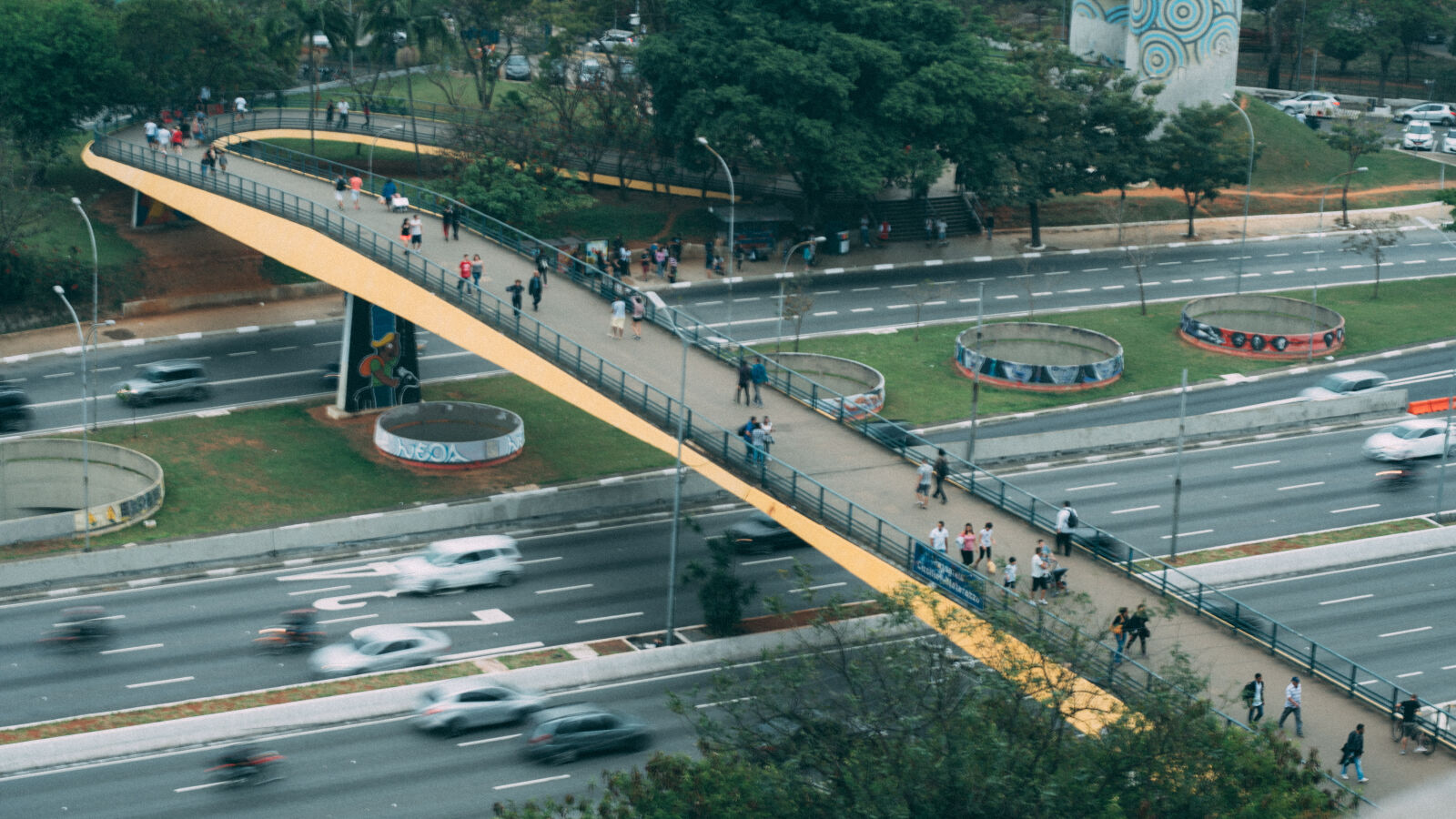 Sony a6300 + Sony DT 50mm F1.8 SAM sample photo. Action, bridge, cars, city photography