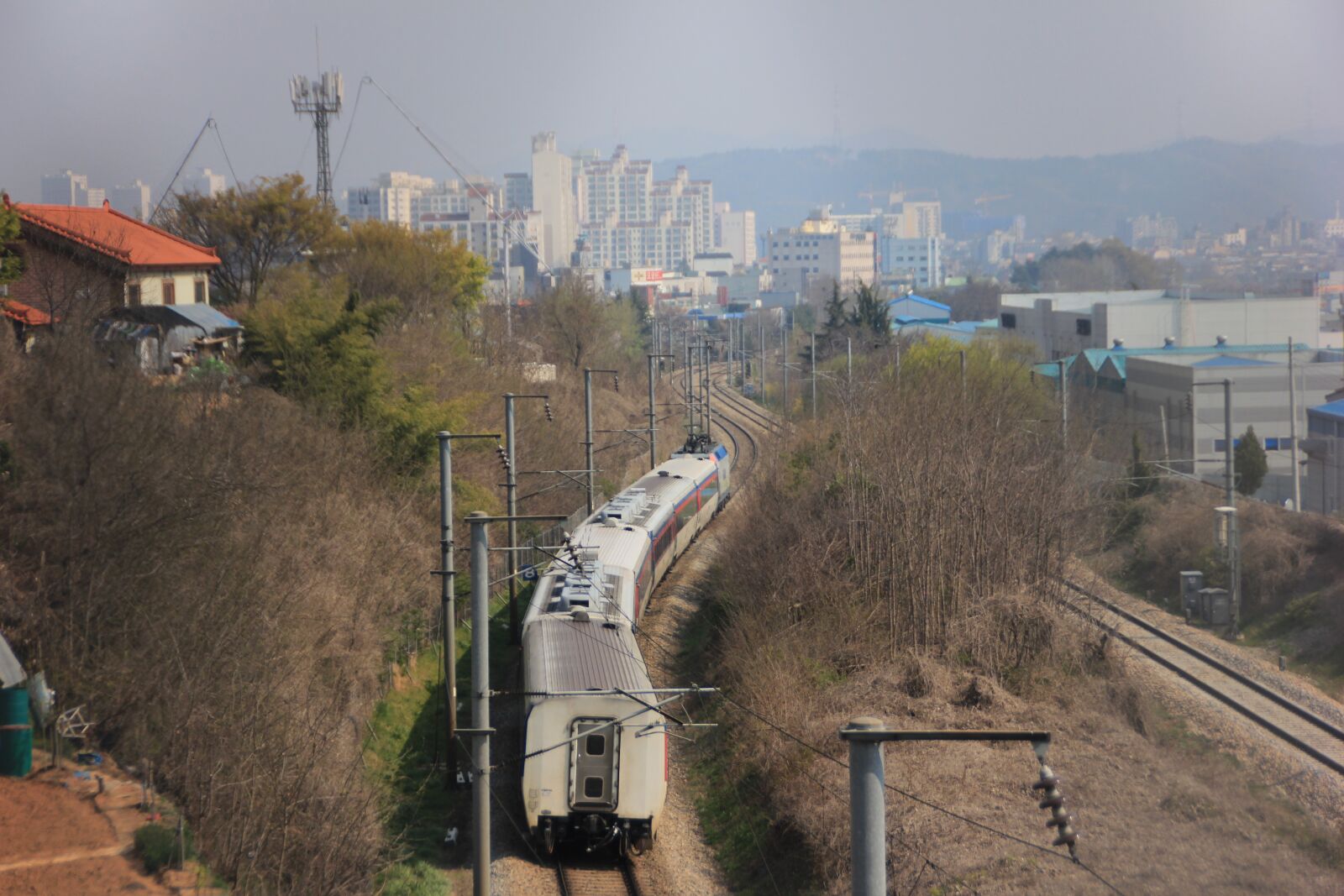 Canon EOS 600D (Rebel EOS T3i / EOS Kiss X5) sample photo. Korea, railway, transportation photography
