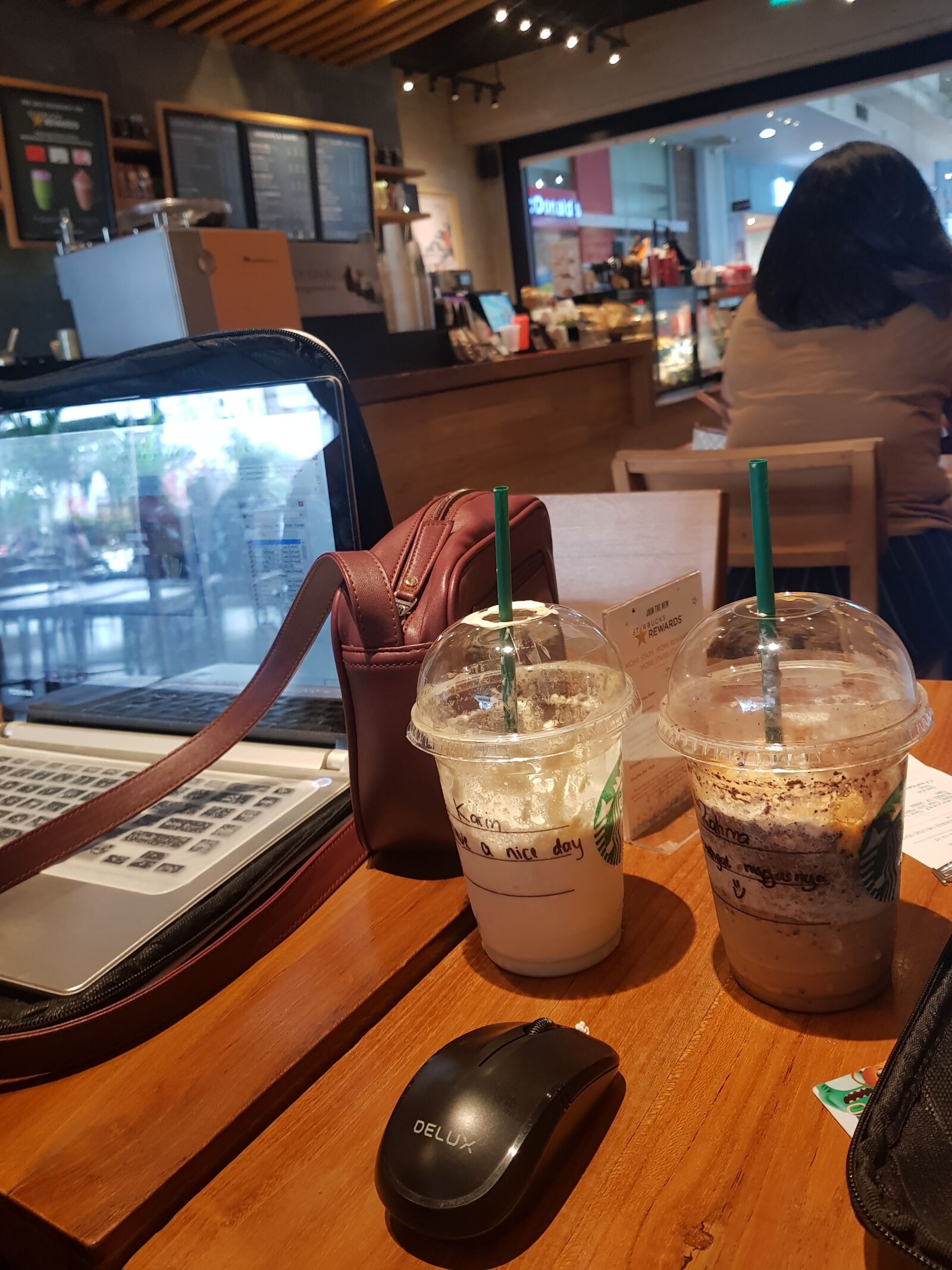 Samsung Galaxy Note9 sample photo. Starbuck, meeting, work photography