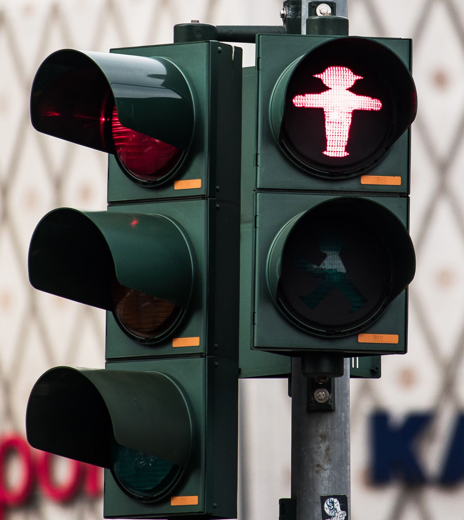 Canon EF-S 55-250mm F4-5.6 IS STM sample photo. Traffic lights, traffic signal photography