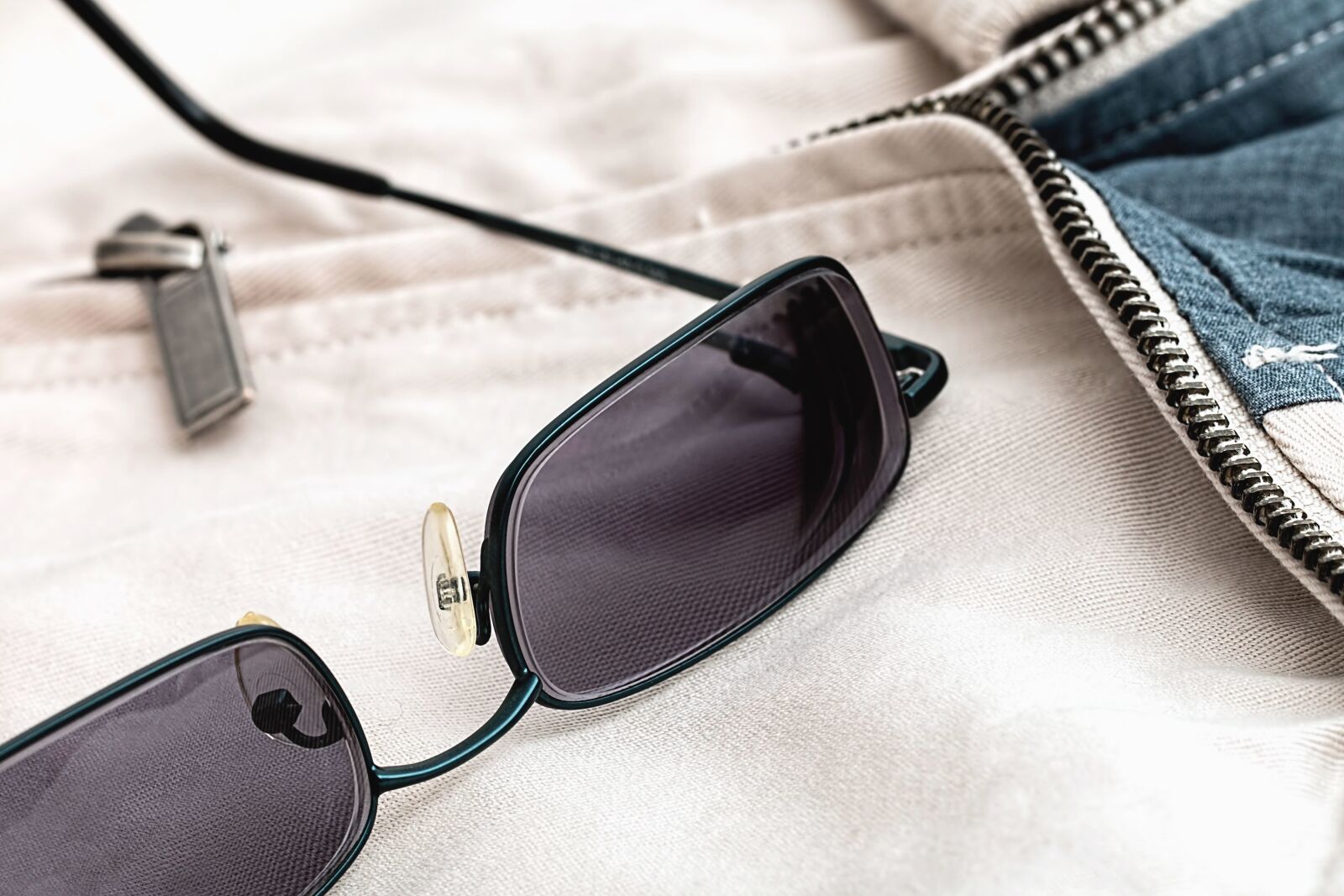 Canon EOS 70D sample photo. Sunglasses, fabric, metal, glass photography