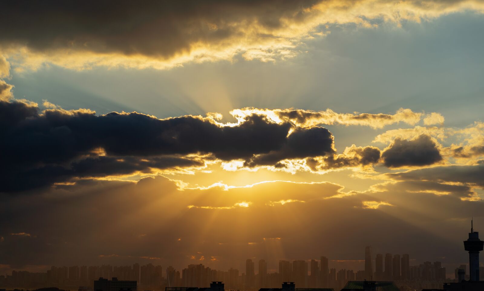 Sony a7 III + Tamron 28-75mm F2.8 Di III RXD sample photo. Cloud, glow, sunset photography