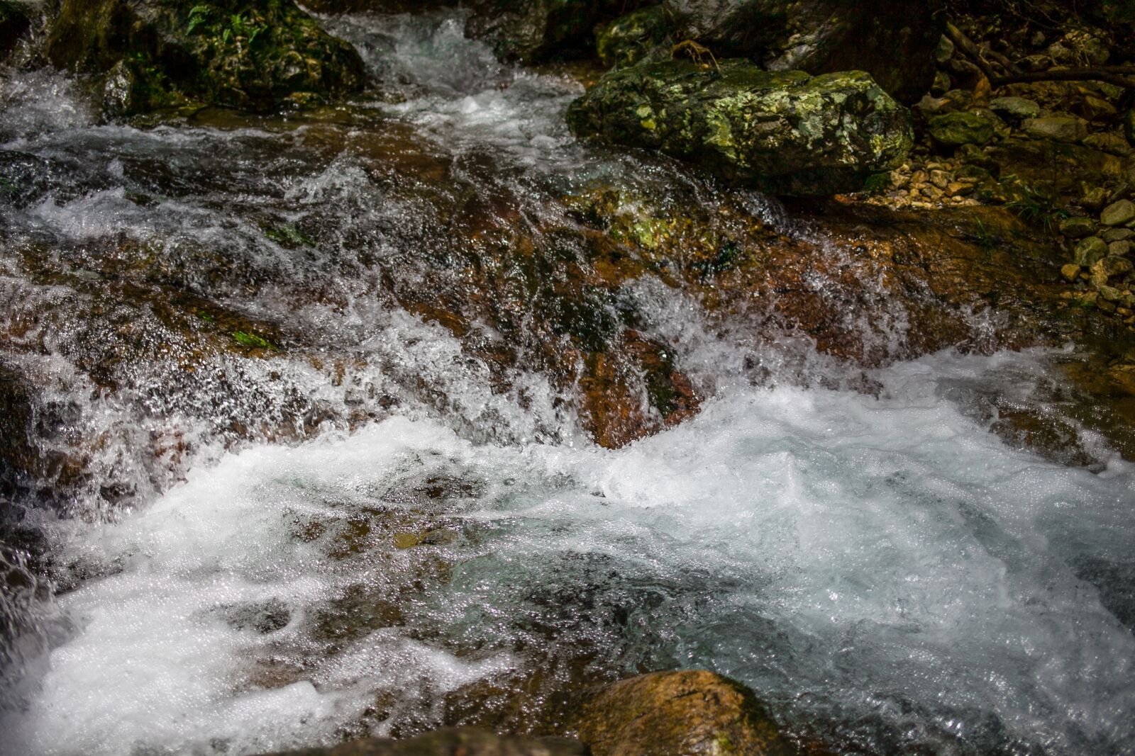 Canon EOS 5D Mark II + Canon EF 35mm F2 IS USM sample photo. Streams, pebble, natural photography