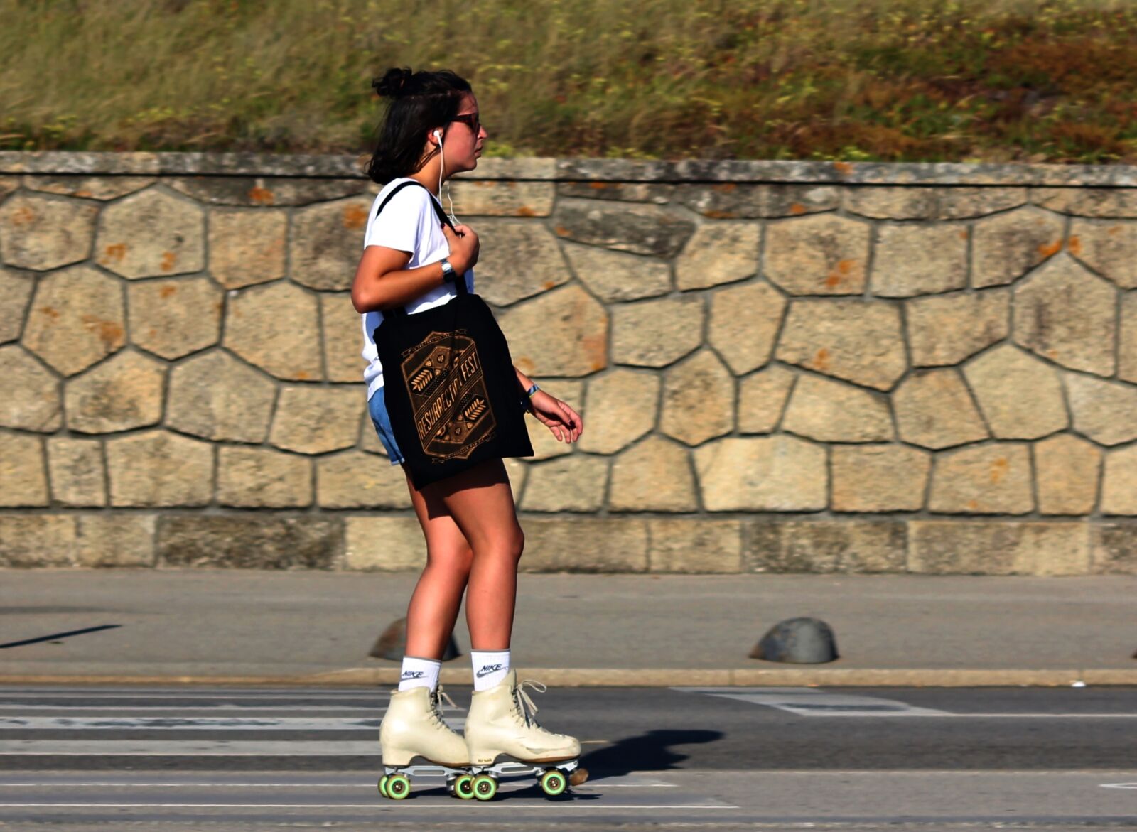 Canon EOS 100D (EOS Rebel SL1 / EOS Kiss X7) sample photo. Woman, rollerblades, ride photography