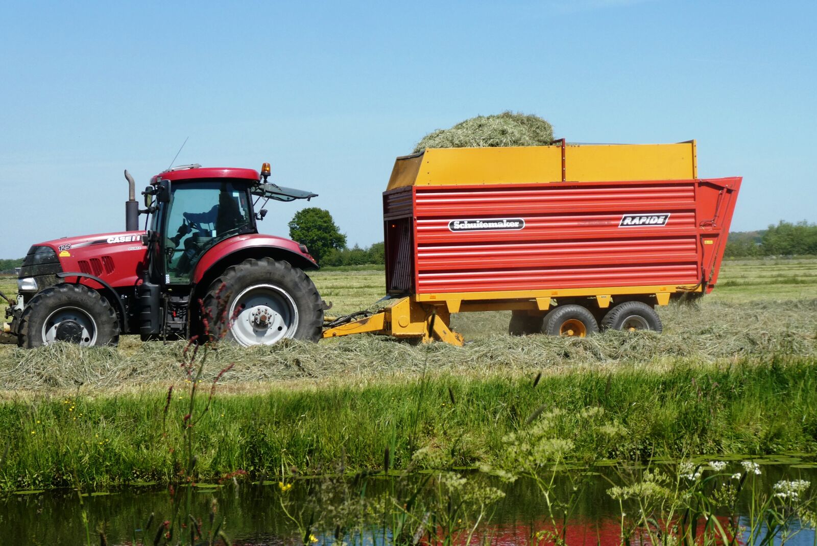 Panasonic Lumix DC-ZS70 (Lumix DC-TZ90) sample photo. Tractor, agricultural machinery, grassland photography