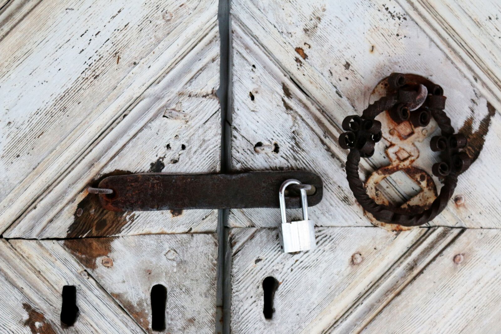 Canon EOS 70D sample photo. Locked, traditional and modern photography