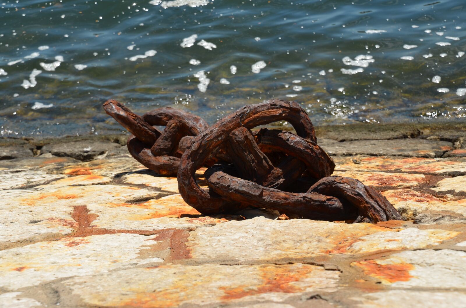 Nikon D5100 sample photo. Old, rust, chain photography