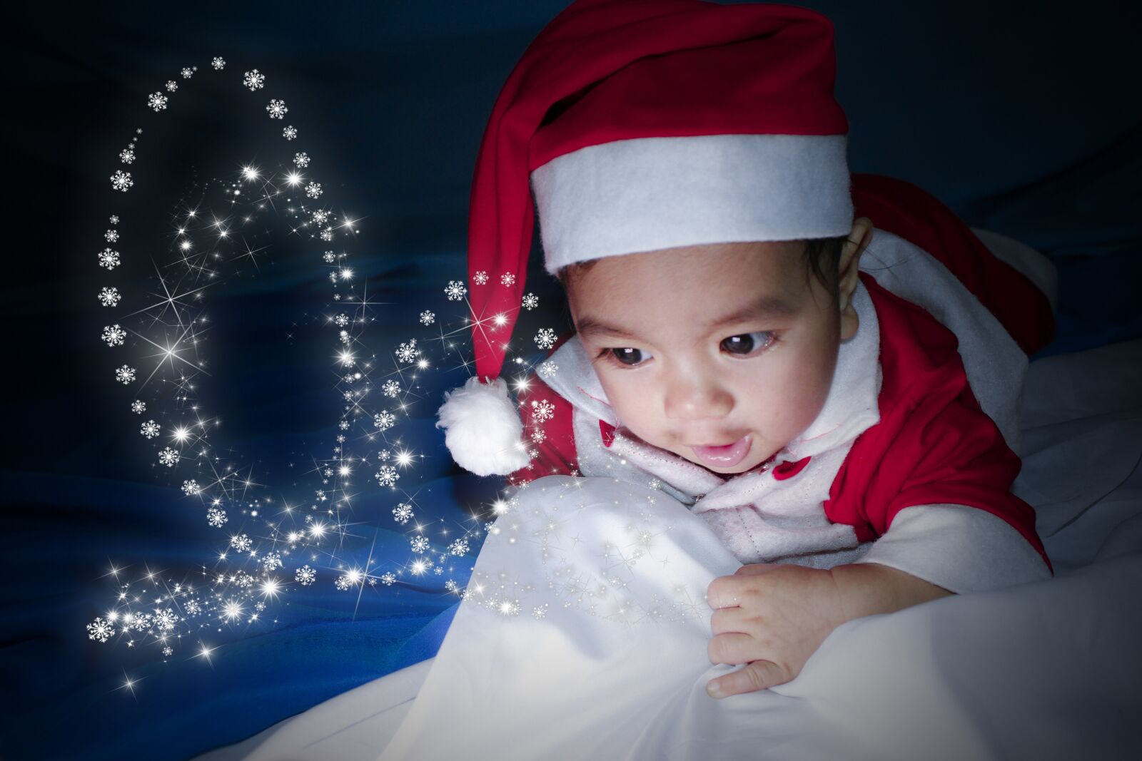 Canon EOS 600D (Rebel EOS T3i / EOS Kiss X5) + Canon EF-S 18-55mm F3.5-5.6 IS II sample photo. Baby, santa, cute photography