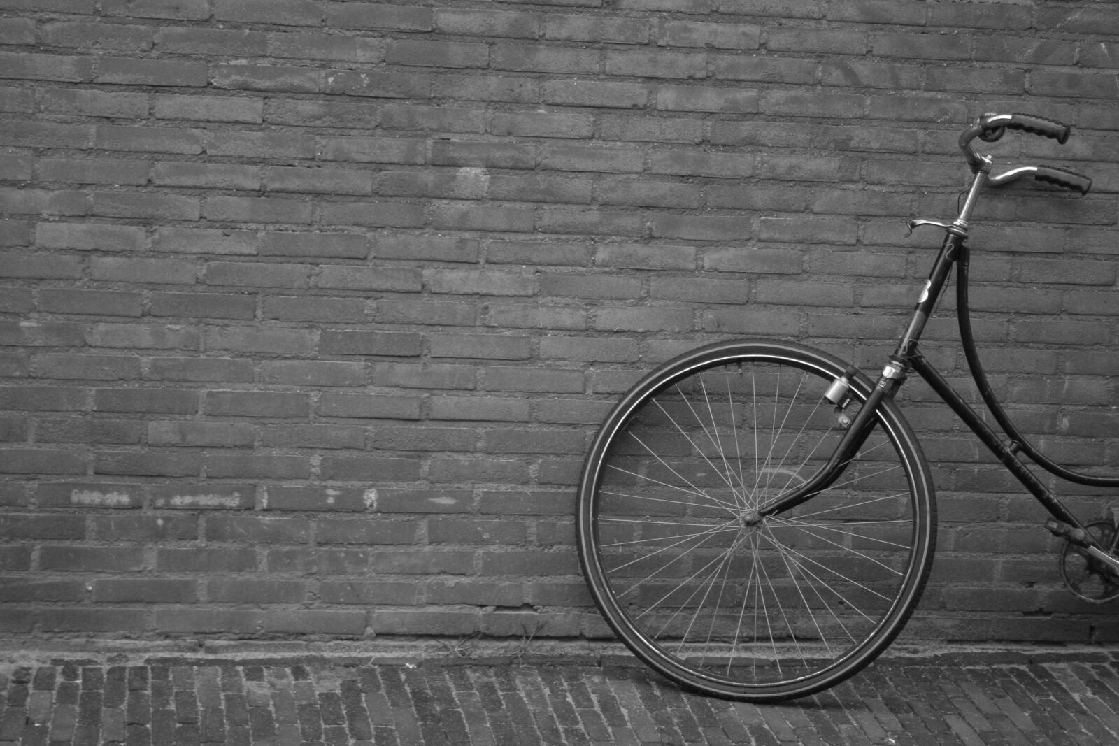 Canon EOS 350D (EOS Digital Rebel XT / EOS Kiss Digital N) sample photo. Upright bicycle, wall, city photography