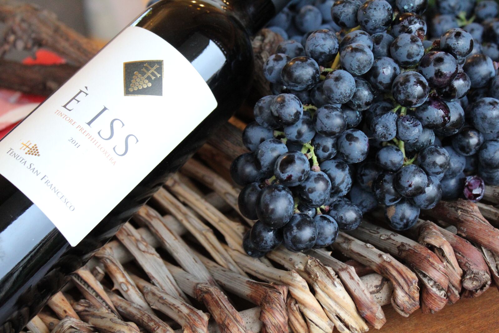 Canon EOS 1300D (EOS Rebel T6 / EOS Kiss X80) sample photo. Wine, grapes, cellar photography