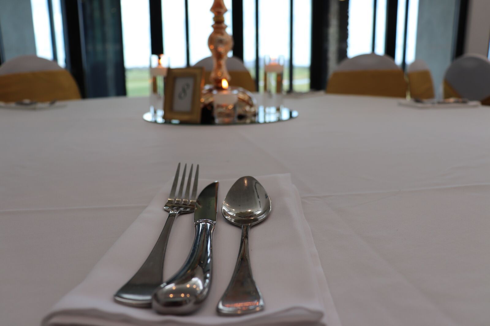 Canon EOS 200D (EOS Rebel SL2 / EOS Kiss X9) sample photo. Table, indoors, luxury photography