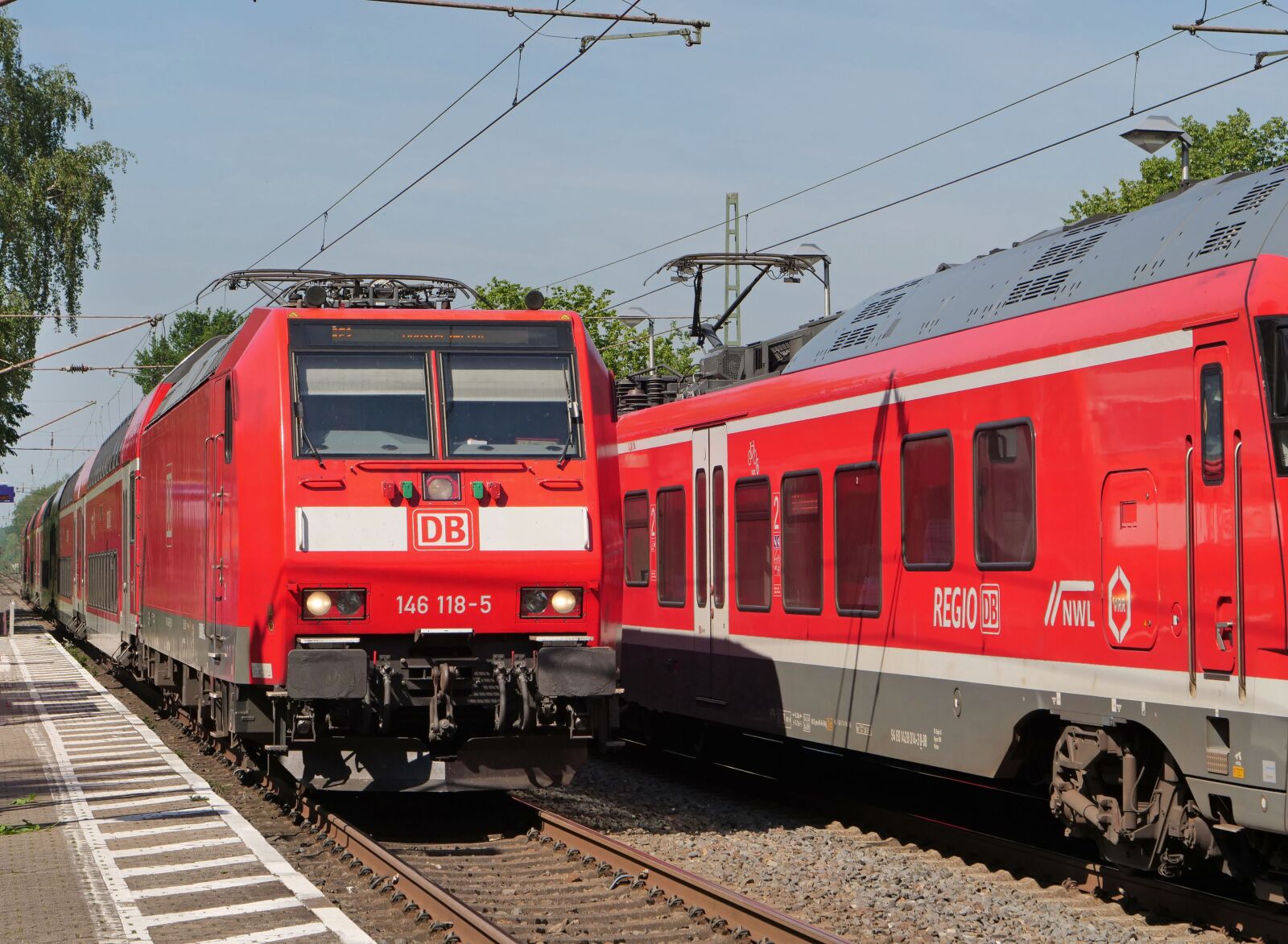Panasonic Lumix DC-G9 sample photo. Zugbegegnung, platform, breakpoint photography