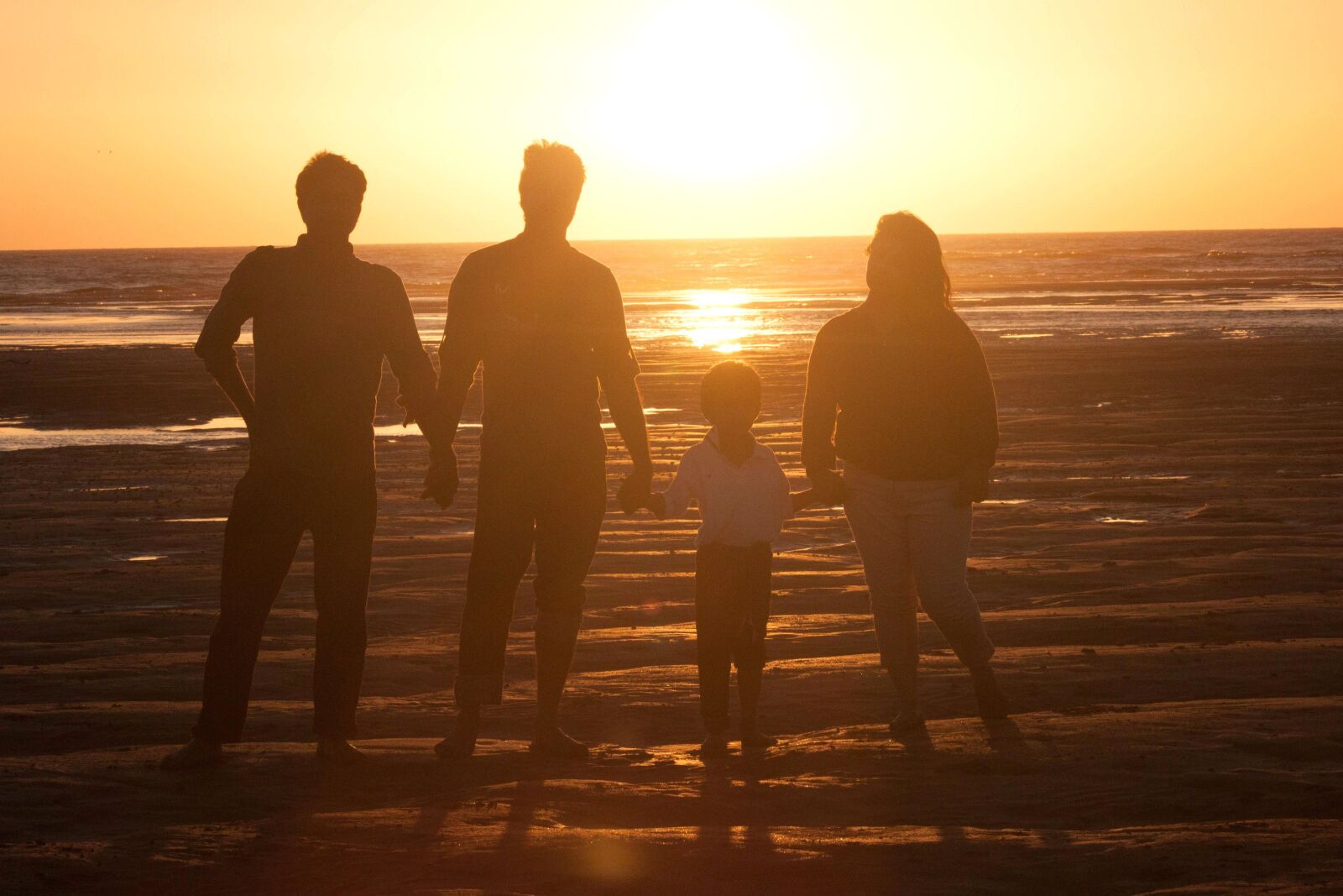 Canon EOS 500D (EOS Rebel T1i / EOS Kiss X3) sample photo. Family, beach, sunset, silhouette photography