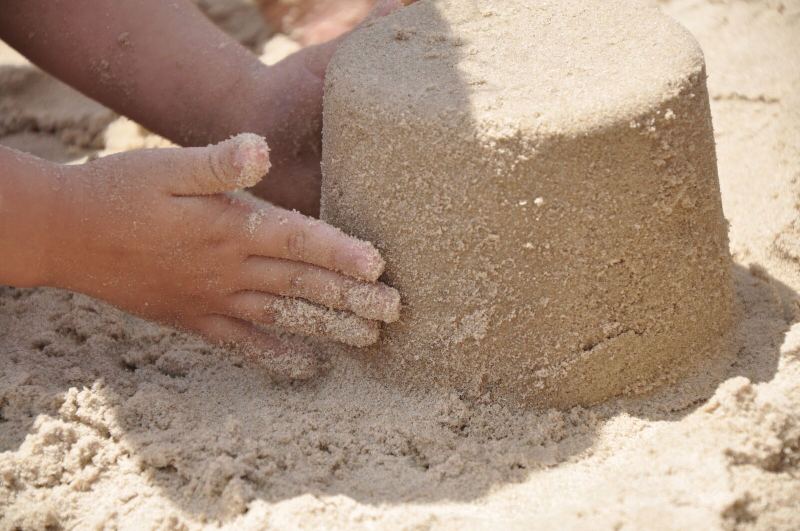 Nikon D90 sample photo. Sand, hand, beach photography