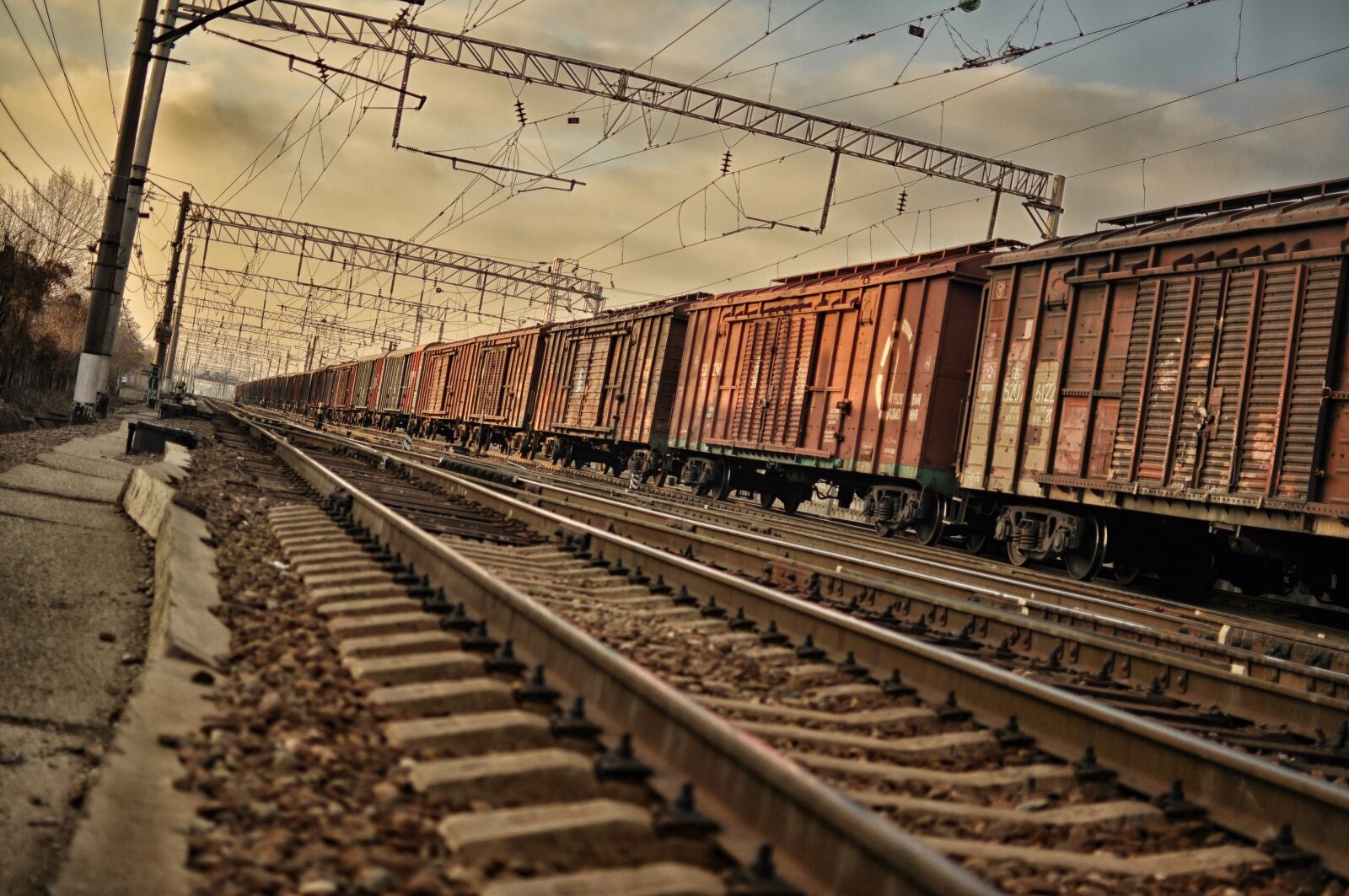Nikon D90 sample photo. Train, composition, railway photography