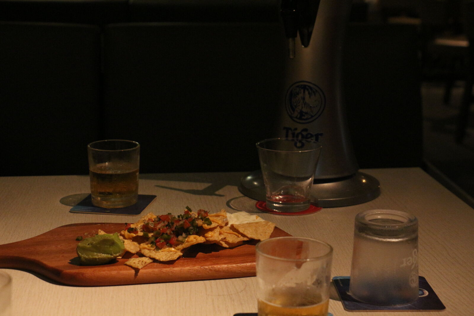 Canon EOS 700D (EOS Rebel T5i / EOS Kiss X7i) sample photo. Bar, beer, nachos photography
