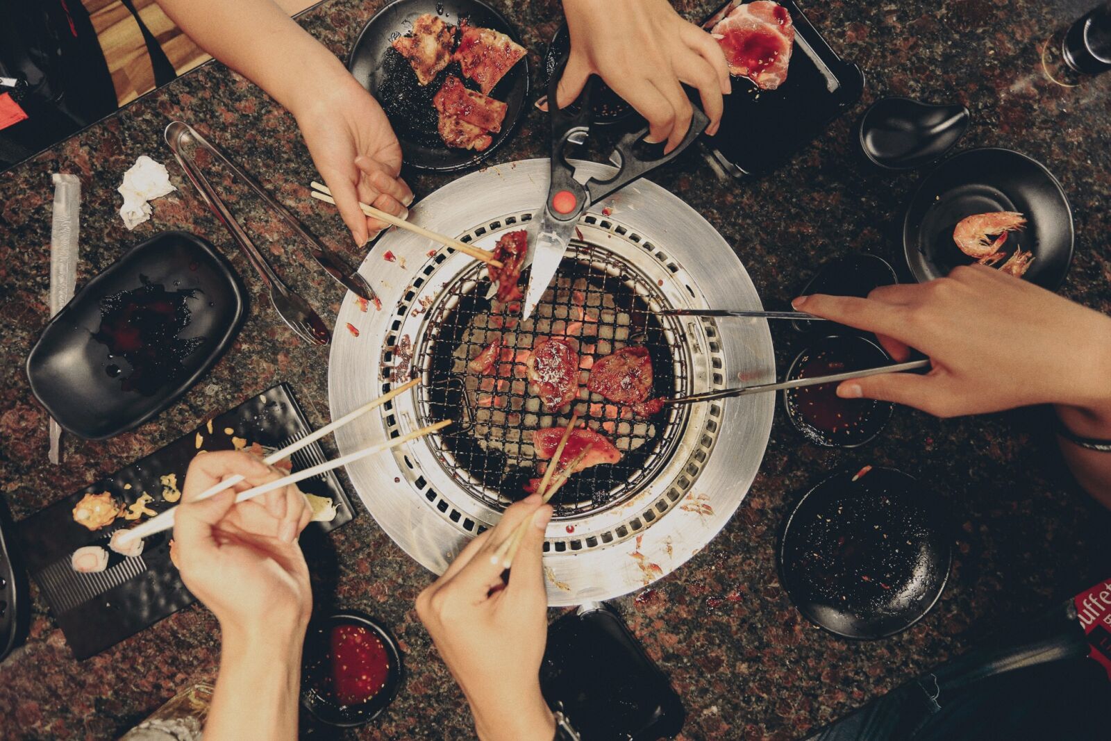Canon EOS 6D + Canon EF 17-40mm F4L USM sample photo. Buffet, eat, eating, family photography