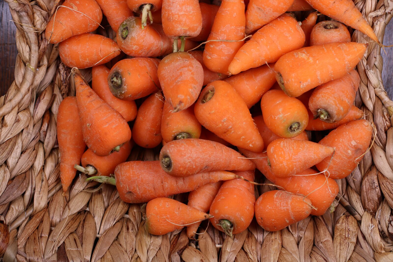 Canon EOS 750D (EOS Rebel T6i / EOS Kiss X8i) sample photo. Carrot, carrots, basket photography