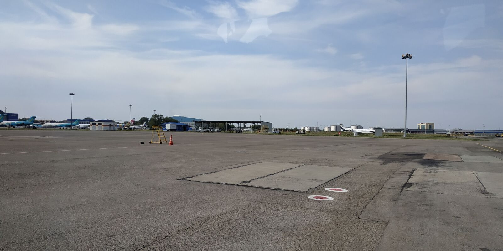 Xiaomi Redmi Note 5 sample photo. Airport, plane, airport without photography