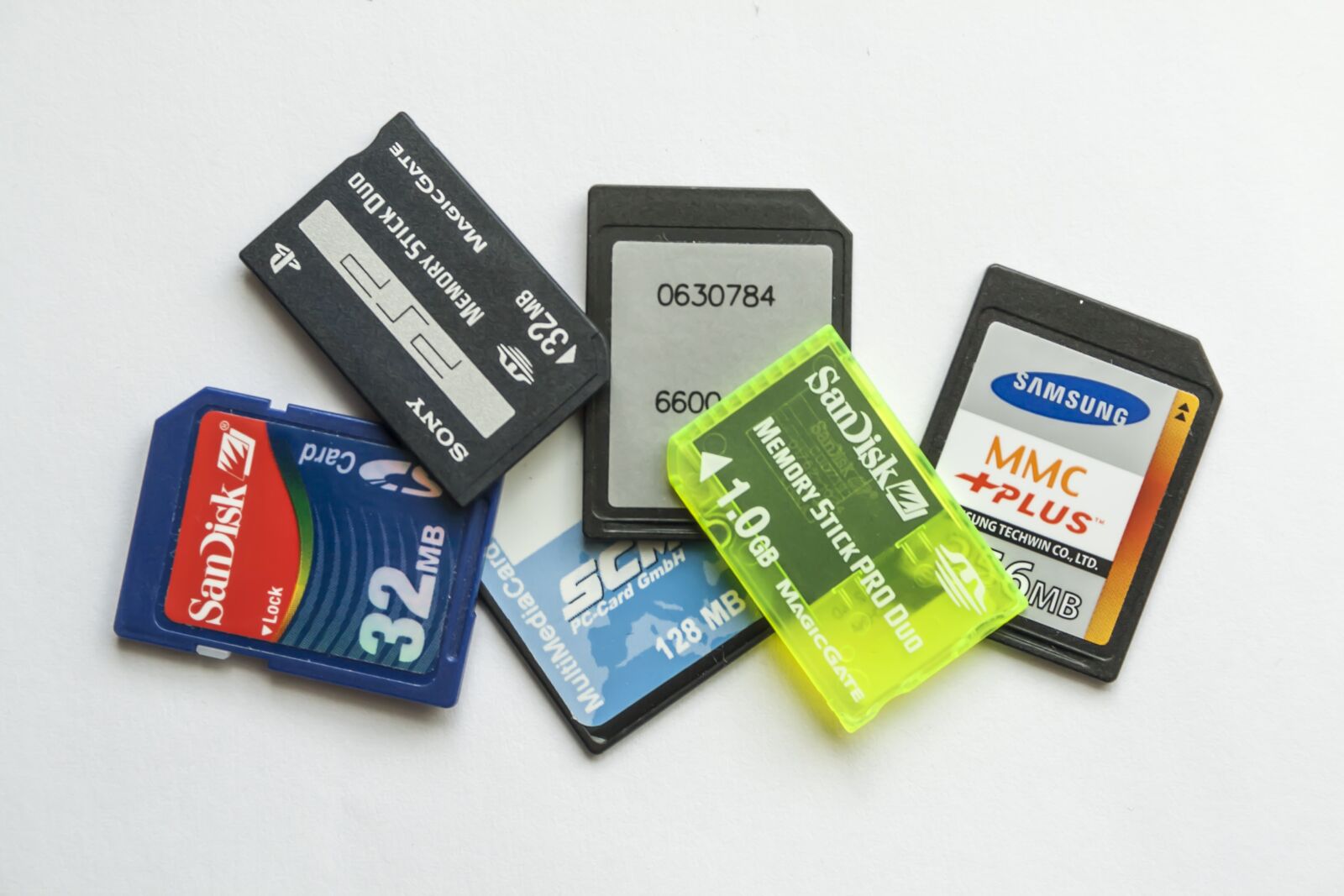 Canon EF-S 18-55mm F3.5-5.6 II sample photo. Memory cards, memory stick photography