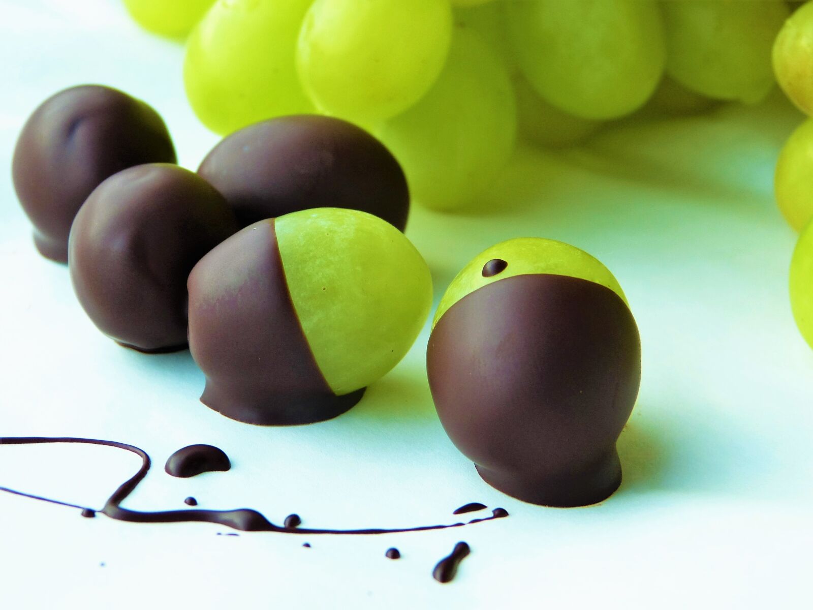 Panasonic Lumix DMC-FZ150 sample photo. Grapes, green, chocolate photography