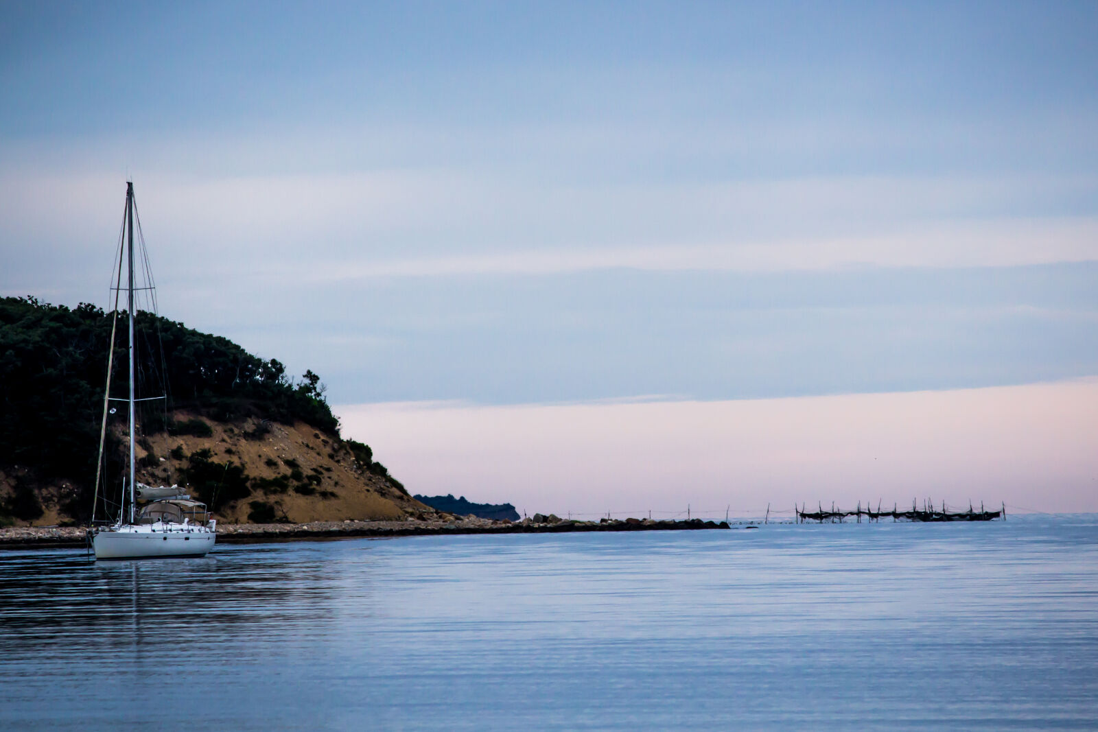 Canon EOS 600D (Rebel EOS T3i / EOS Kiss X5) sample photo. Beach, cliff, sailboat photography