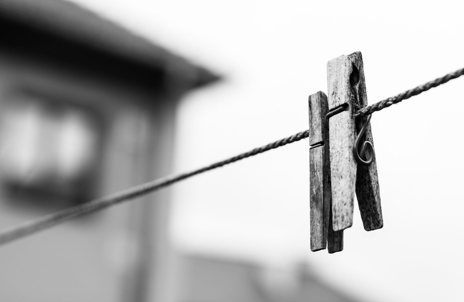 Canon EOS 700D (EOS Rebel T5i / EOS Kiss X7i) + Canon EF 50mm F1.8 STM sample photo. Pegs, wire, the depth photography