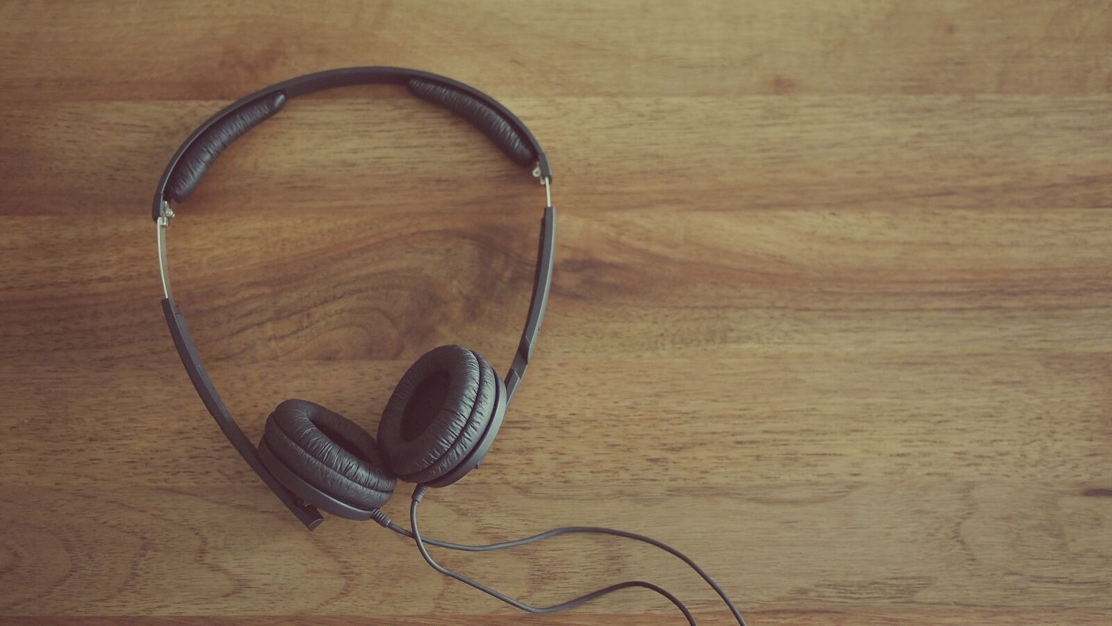 Olympus PEN E-PL1 sample photo. Headphones, audio, technology photography
