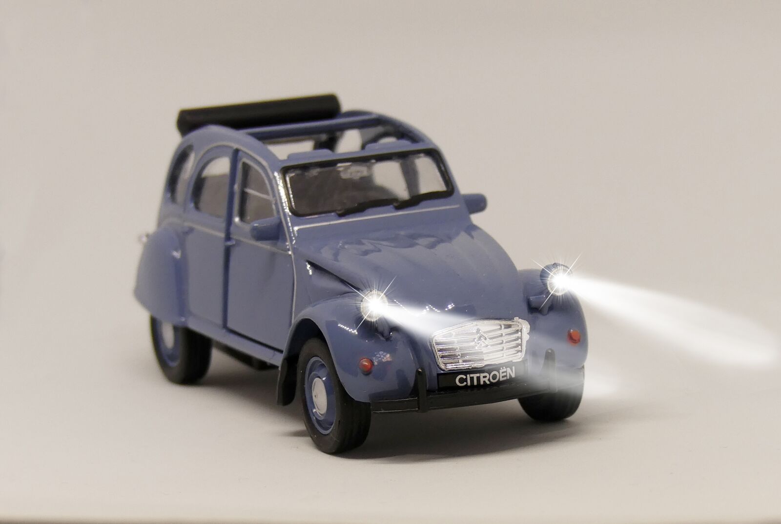 Panasonic Lumix DMC-FZ300 sample photo. Citroen 2cv, car, vintage photography