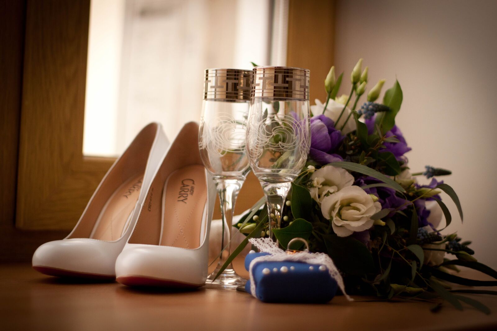 Canon EOS 500D (EOS Rebel T1i / EOS Kiss X3) + Canon EF 50mm F1.8 II sample photo. Wine glasses, shoes, bouquet photography