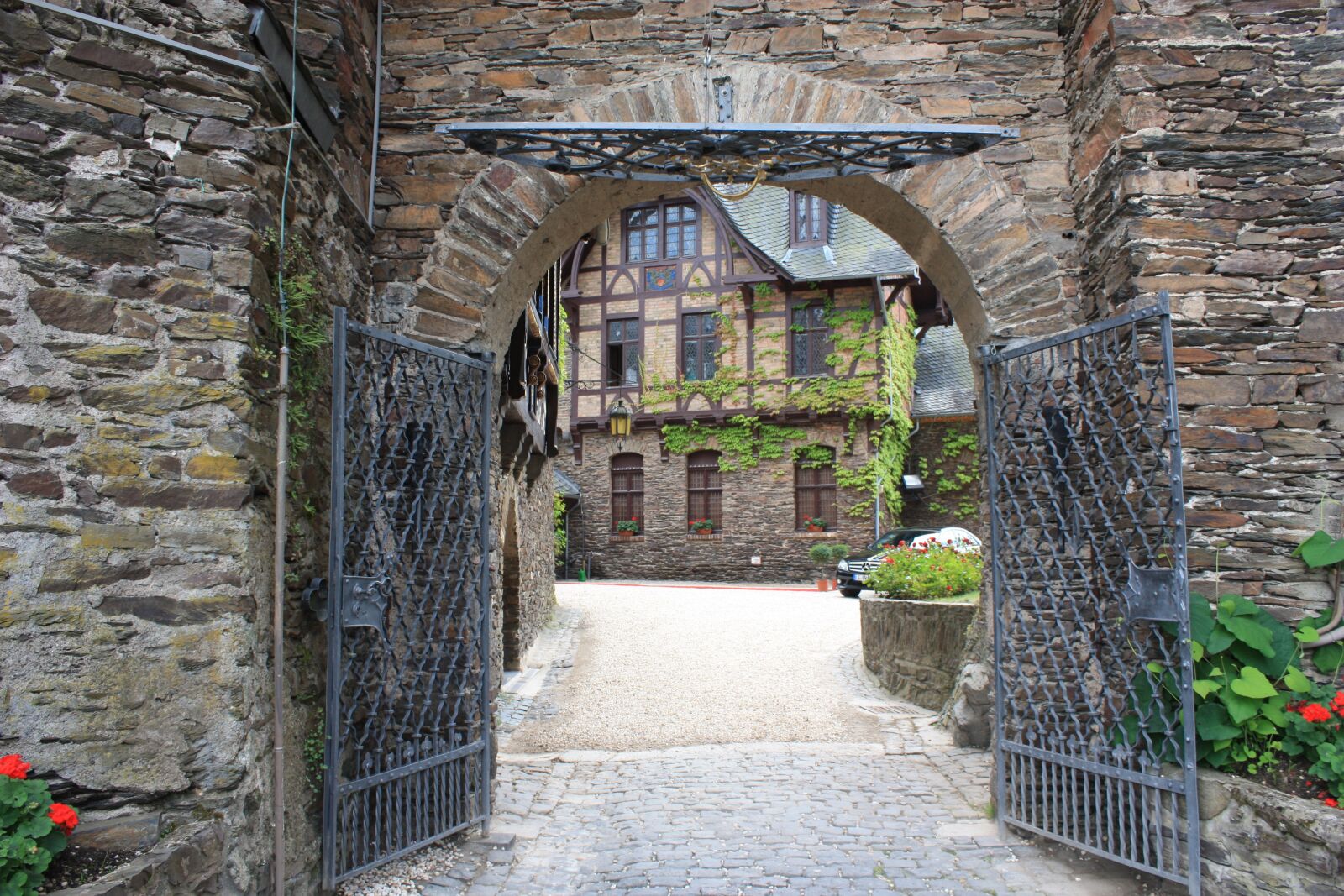 Canon EOS 450D (EOS Rebel XSi / EOS Kiss X2) sample photo. Kochem, imperial castle, summer photography
